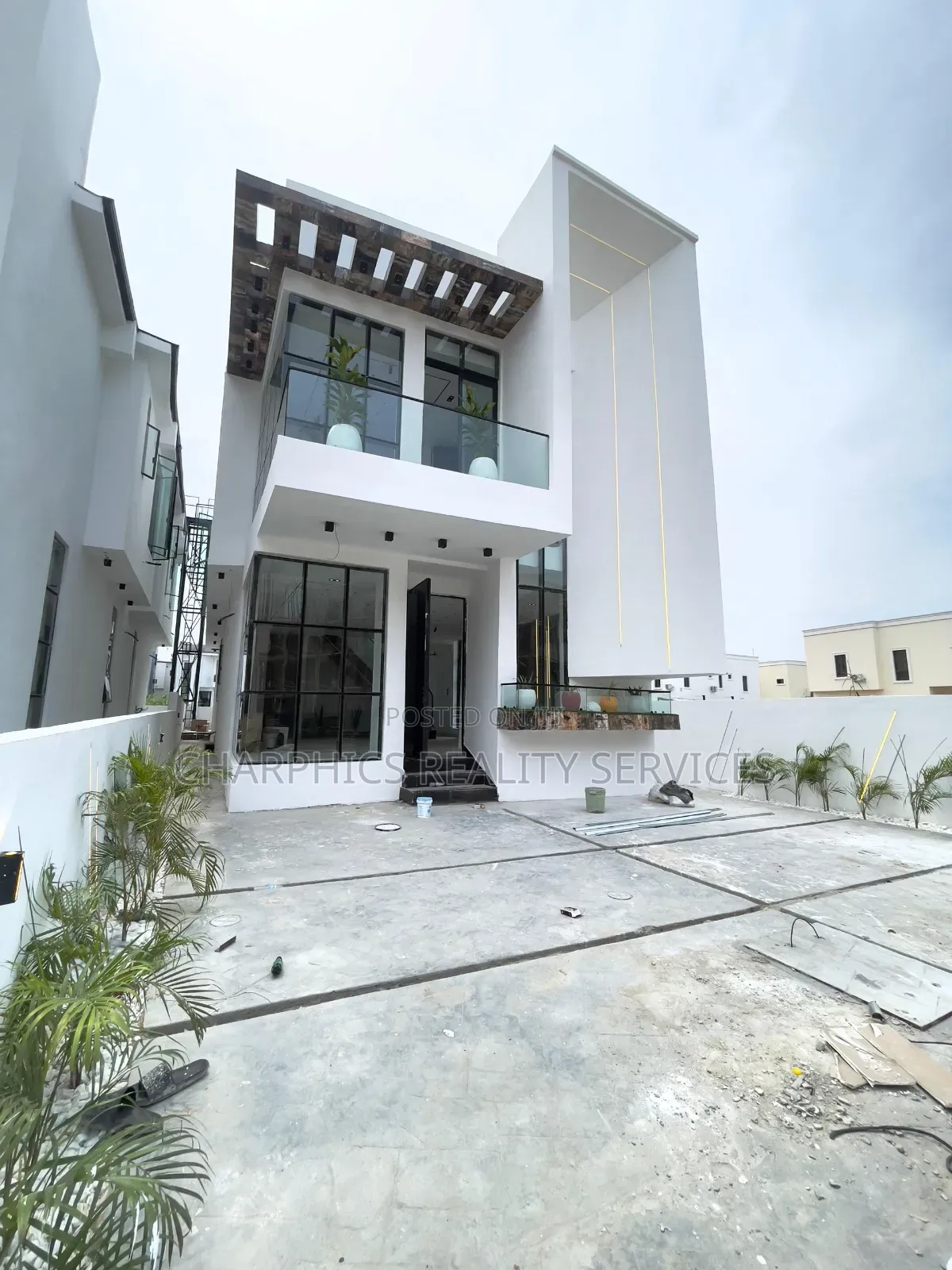 5bdrm Duplex in Chevron for sale in Chevron