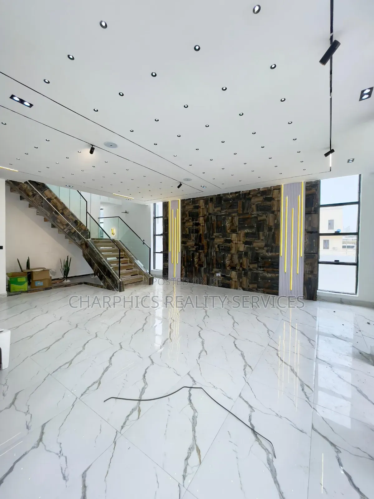 5bdrm Duplex in Chevron for sale in Chevron