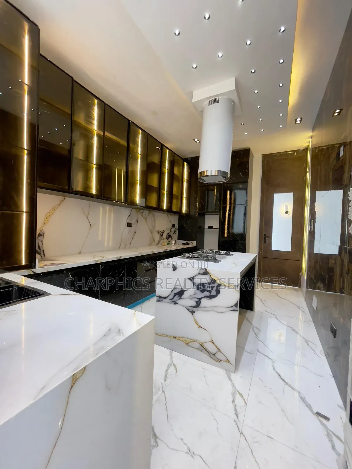 5bdrm Duplex in Chevron for sale in Chevron
