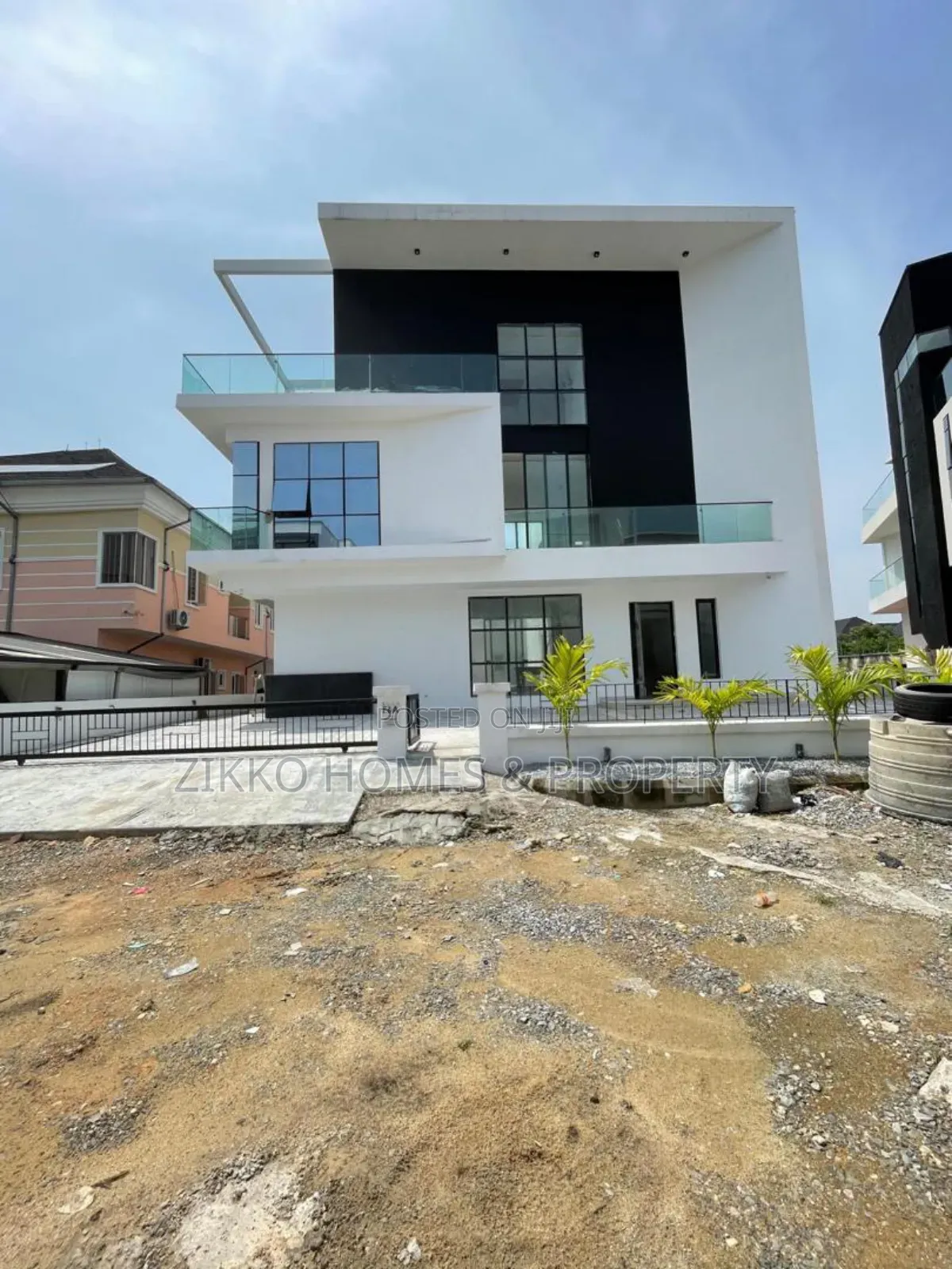 5bdrm Duplex in Orchid Road, Chevron for sale in Chevron
