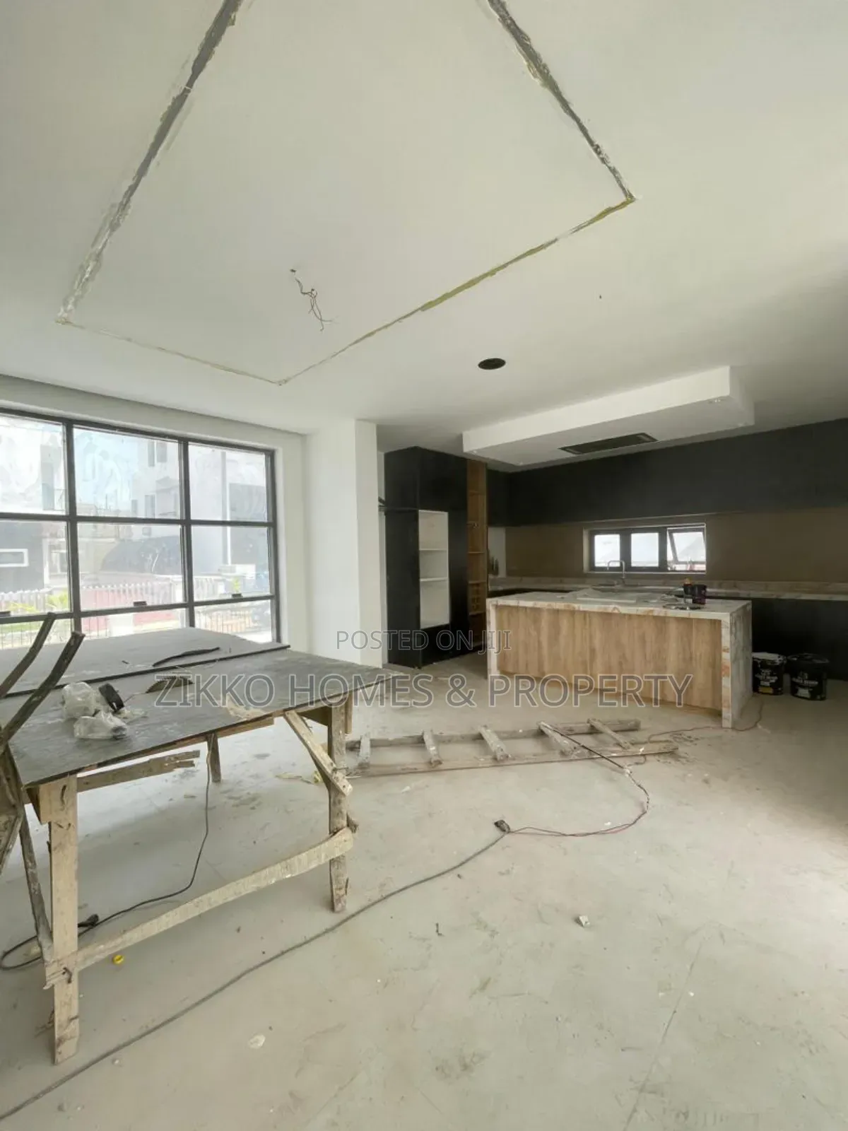 5bdrm Duplex in Orchid Road, Chevron for sale in Chevron