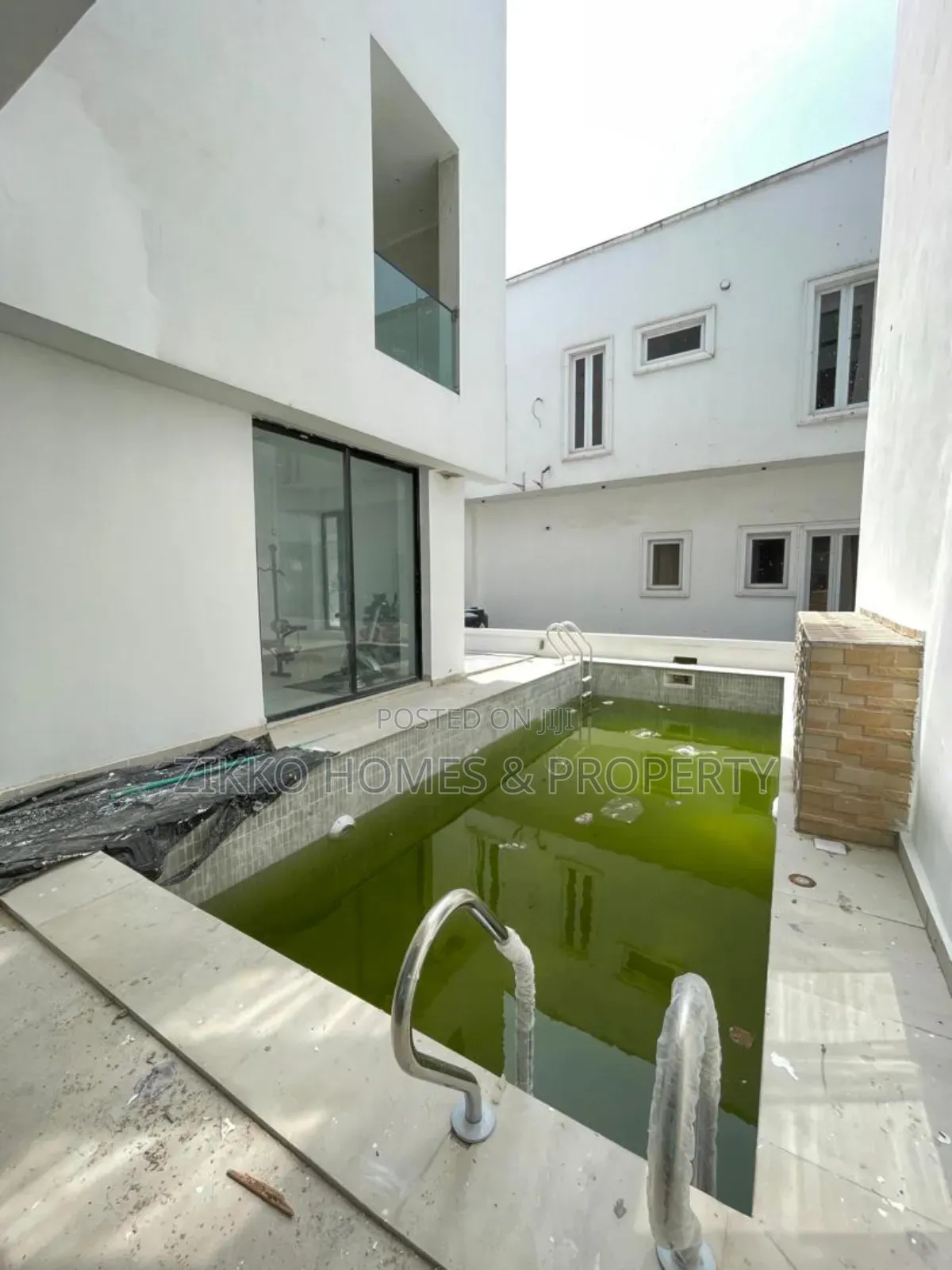 5bdrm Duplex in Orchid Road, Chevron for sale in Chevron