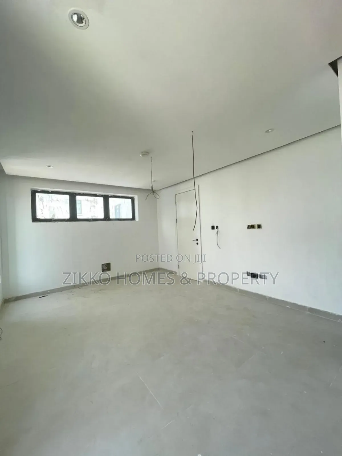 5bdrm Duplex in Orchid Road, Chevron for sale in Chevron