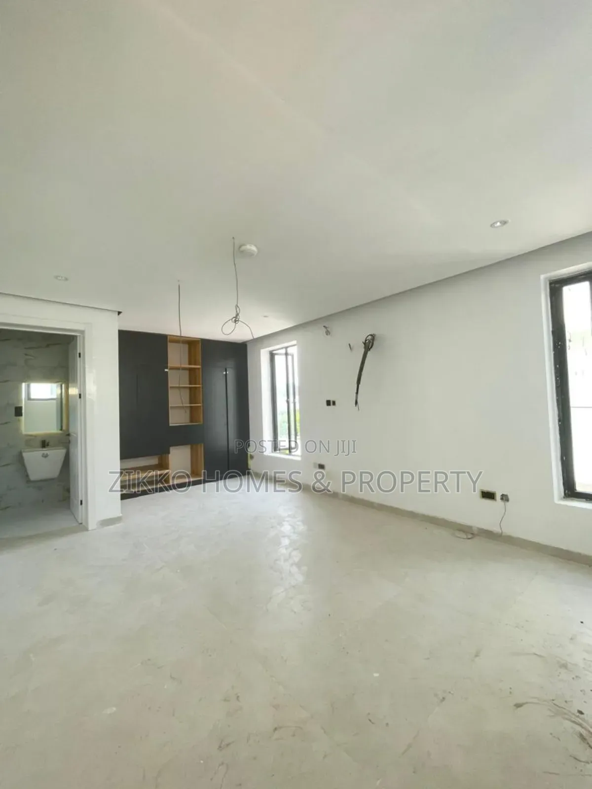 5bdrm Duplex in Orchid Road, Chevron for sale in Chevron