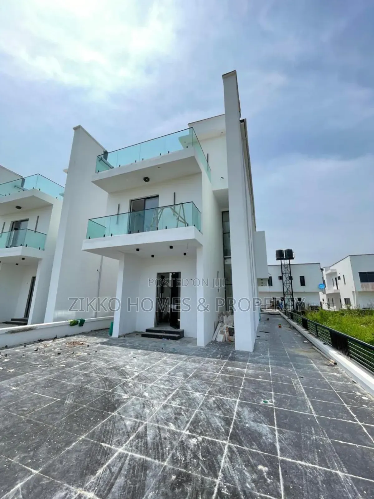5bdrm Duplex in Orchid Road, Chevron for sale in Chevron