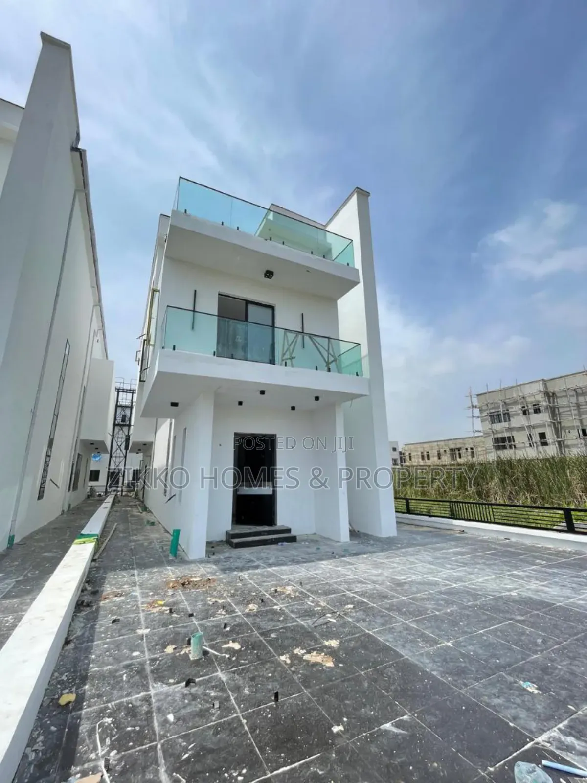 5bdrm Duplex in Orchid Road, Chevron for sale in Chevron