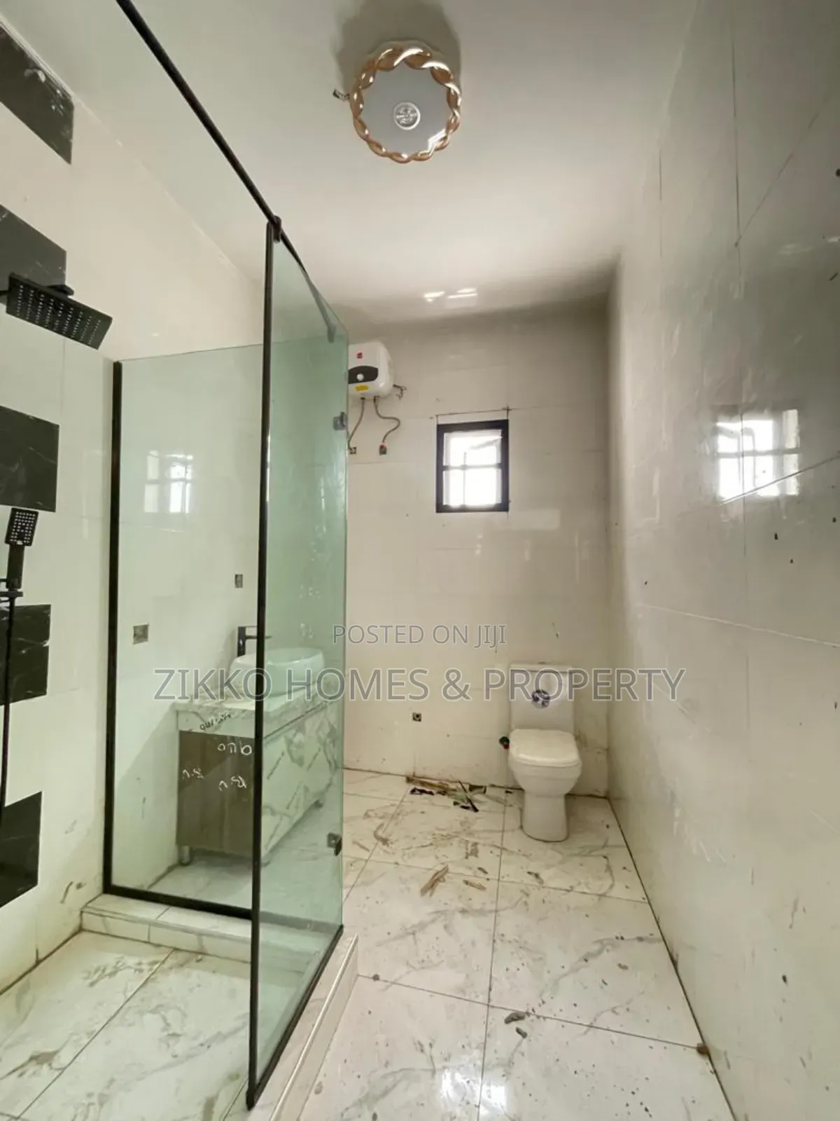5bdrm Duplex in Orchid Road, Chevron for sale in Chevron