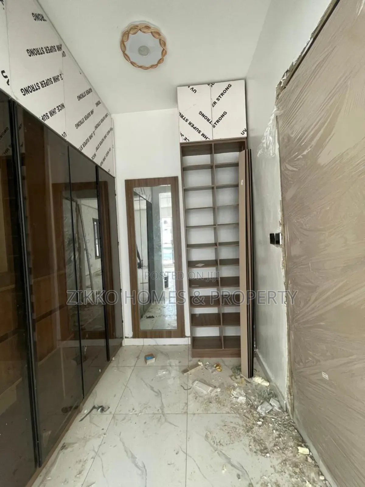 5bdrm Duplex in Orchid Road, Chevron for sale in Chevron