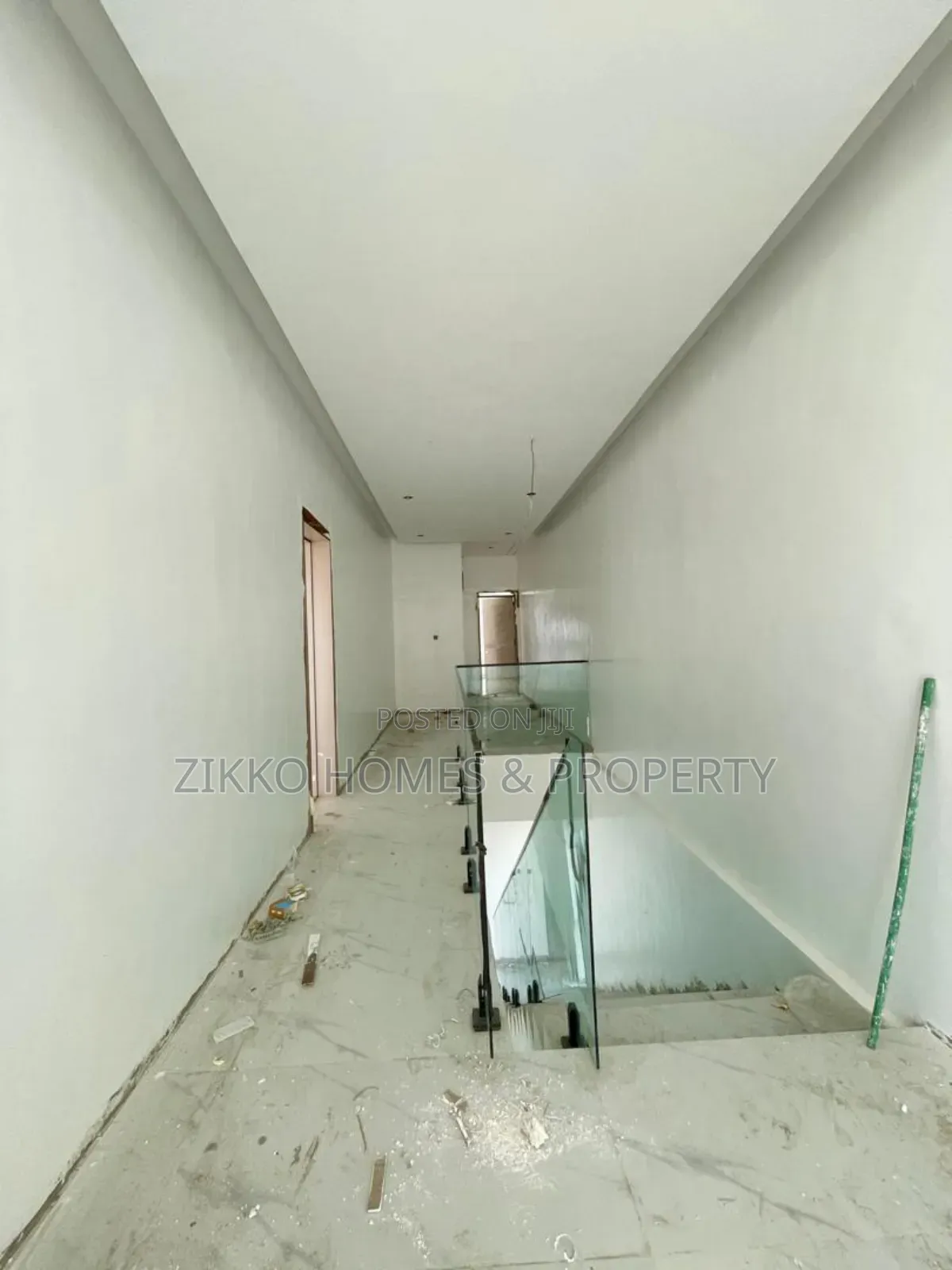 5bdrm Duplex in Orchid Road, Chevron for sale in Chevron