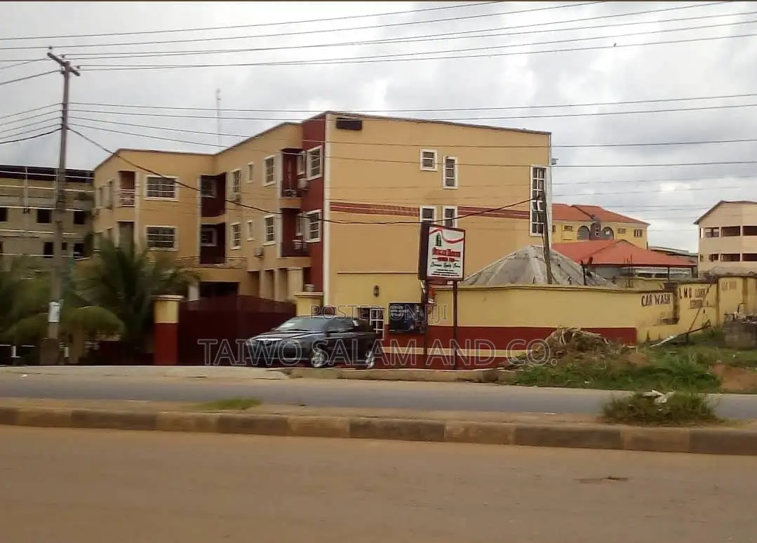 24 Rooms Functioning Hotel Along Sango Eleyele Major Road in Eleyele