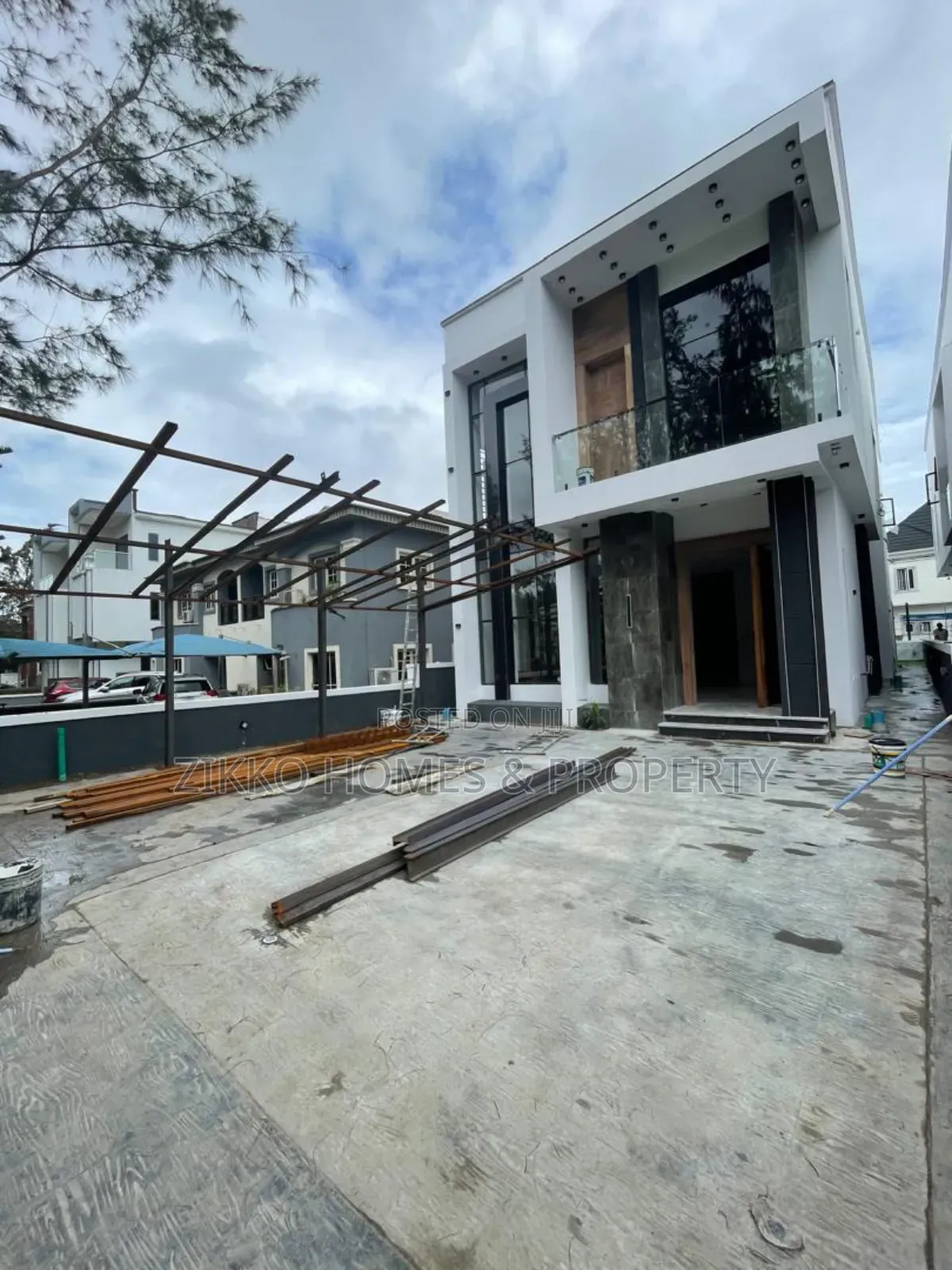 5bdrm Duplex in Ikota for sale in Ikota