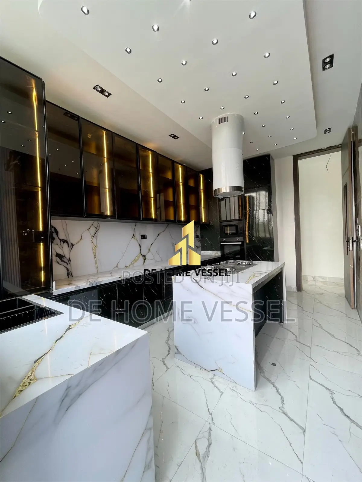 5bdrm Duplex in Chevron for sale in Chevron
