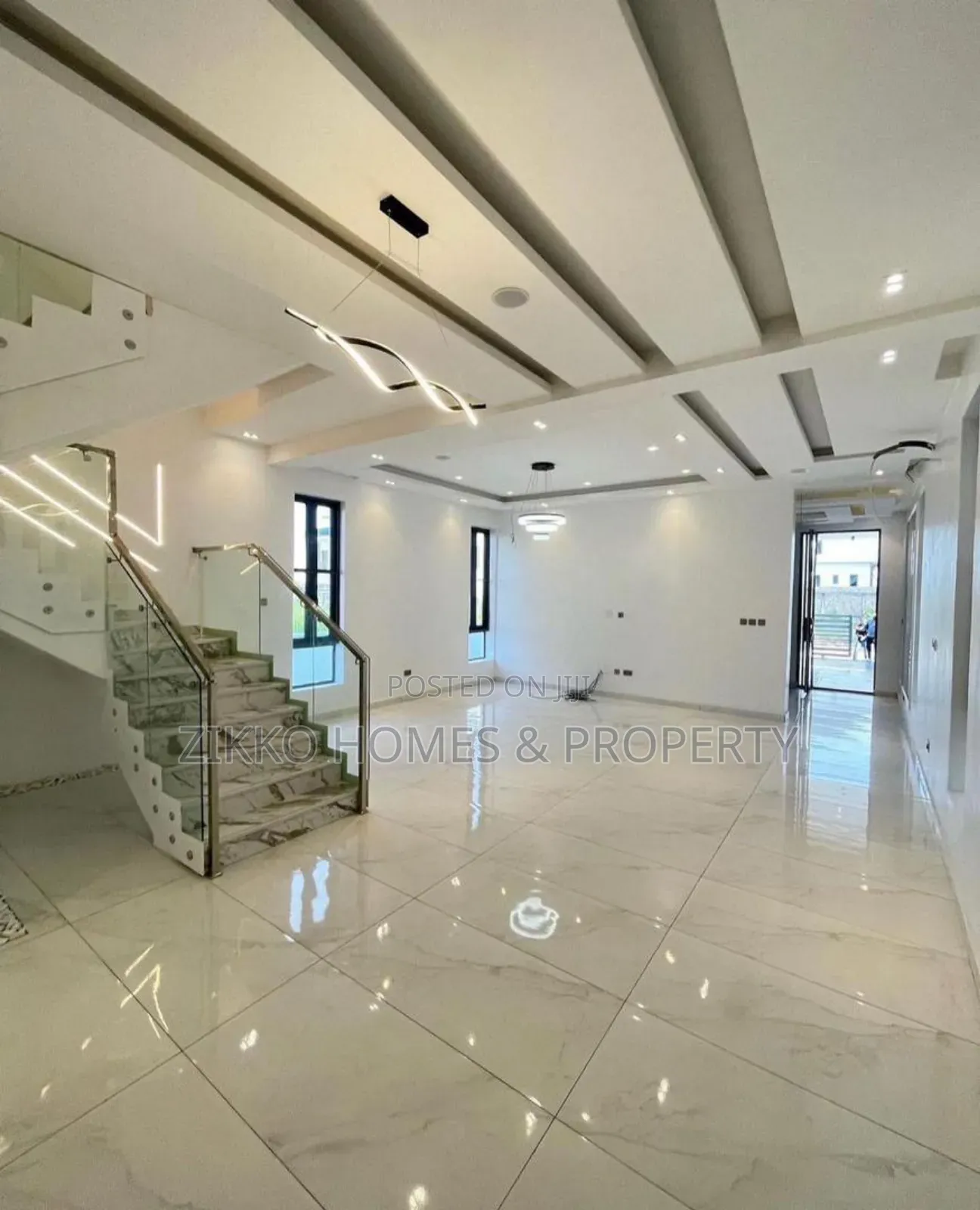 5bdrm Duplex in Chevron for sale in Chevron