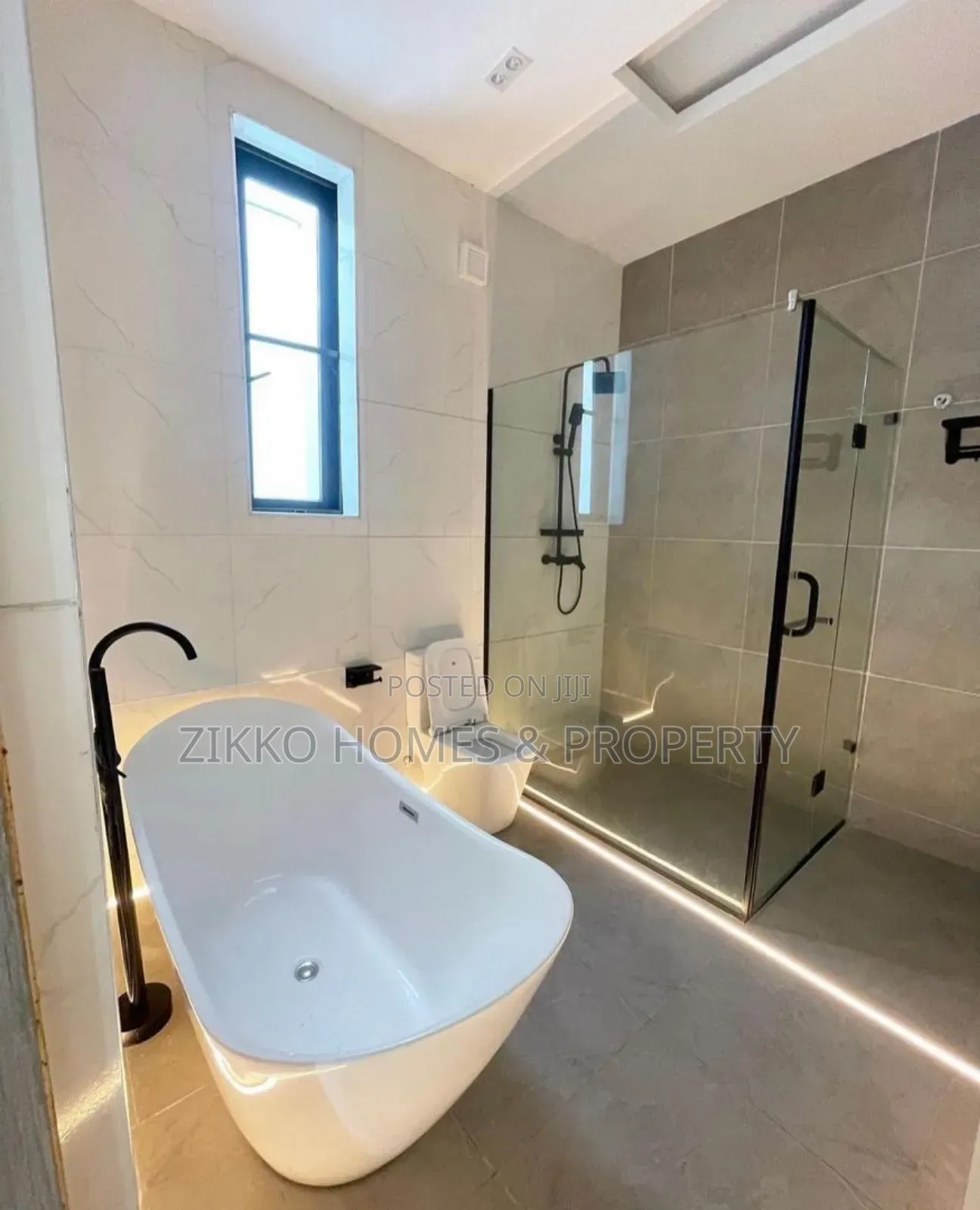 5bdrm Duplex in Chevron for sale in Chevron