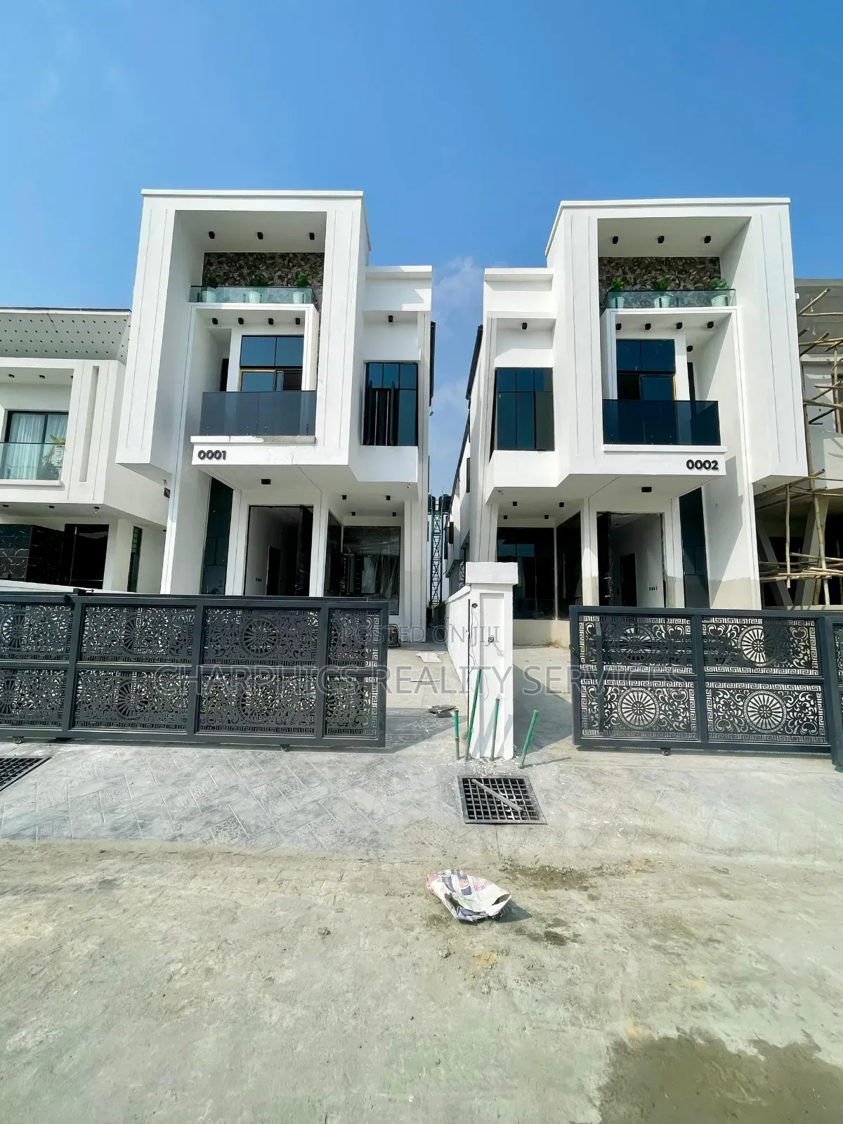5bdrm Duplex in Chevron for sale in Chevron
