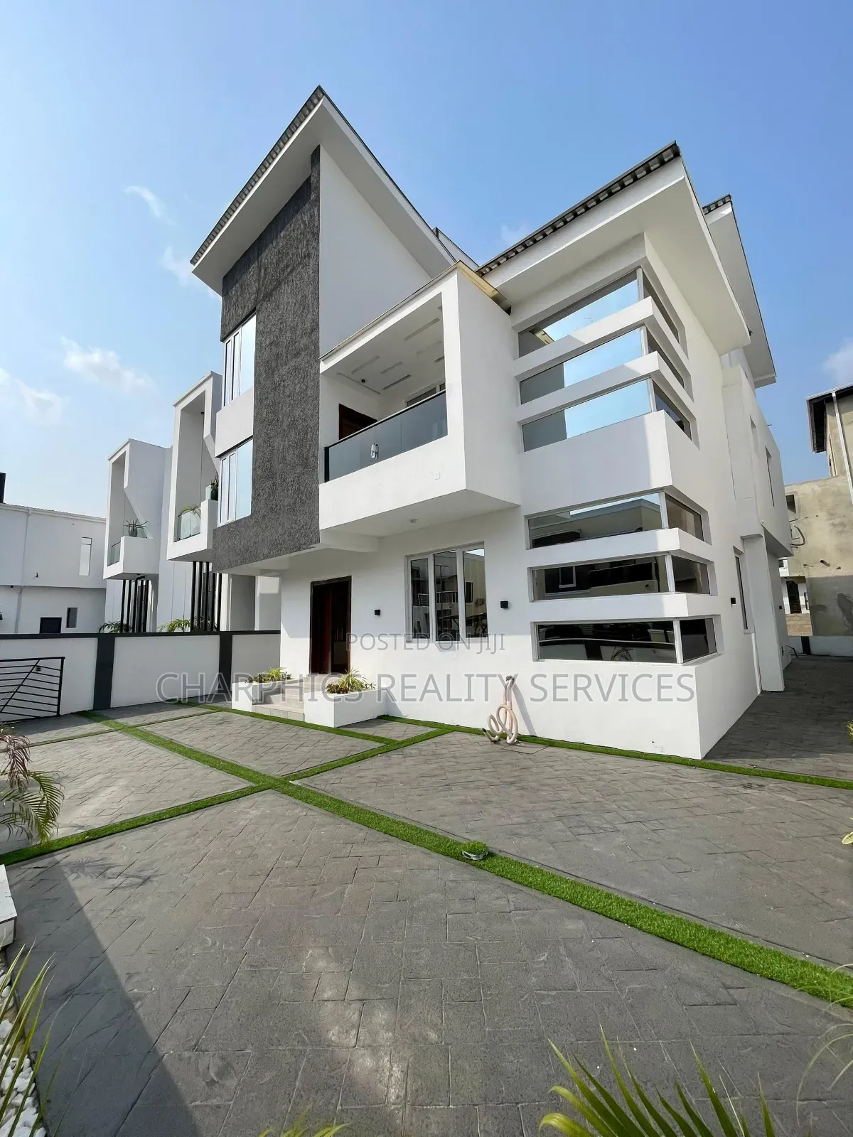 5bdrm Duplex in Chevron for sale in Chevron