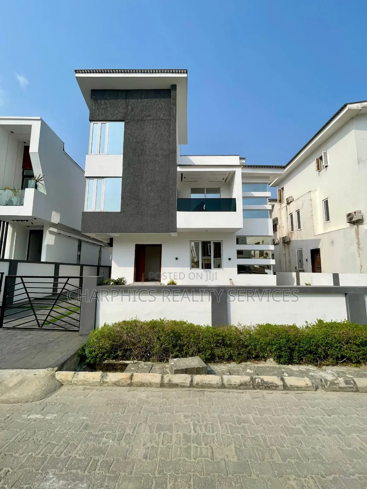 5bdrm Duplex in Chevron for sale in Chevron