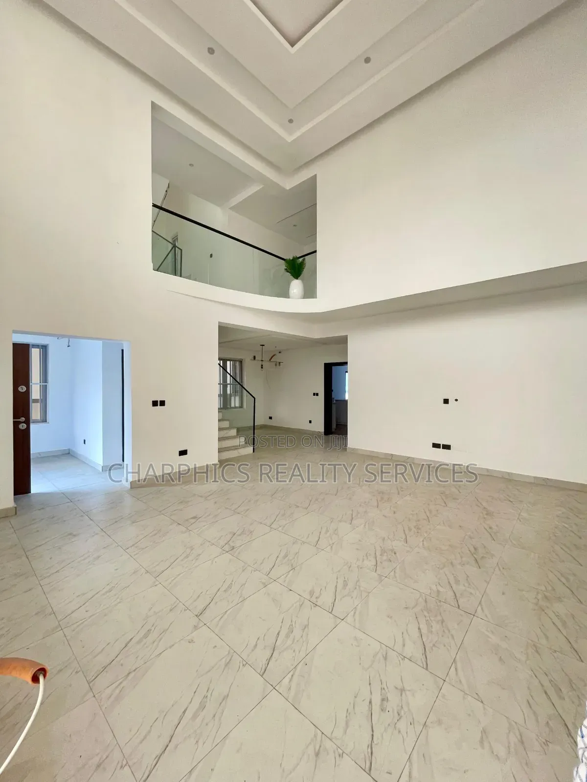 5bdrm Duplex in Chevron for sale in Chevron