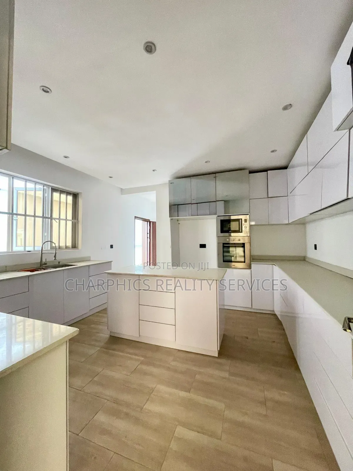 5bdrm Duplex in Chevron for sale in Chevron