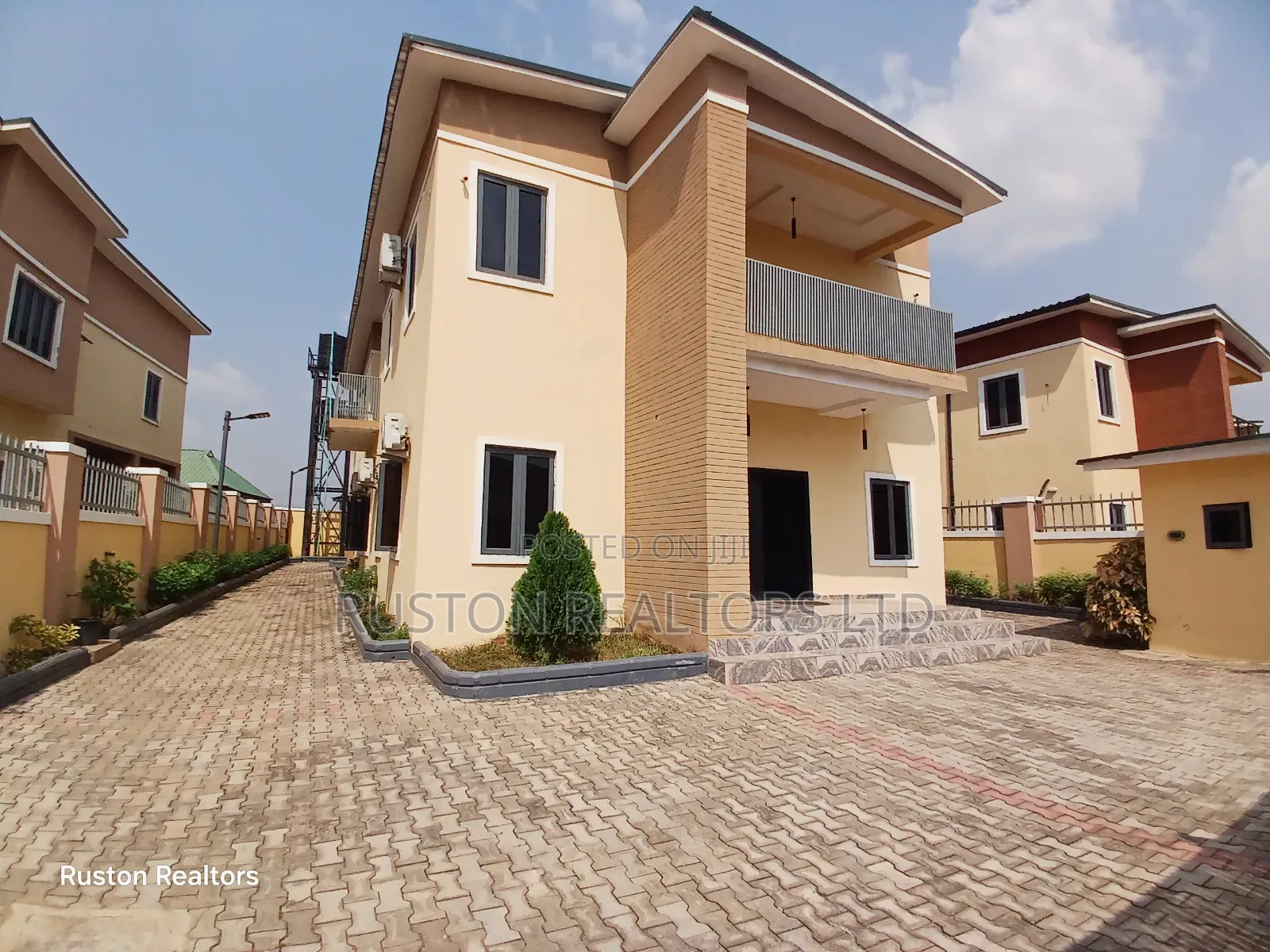 Furnished 5bdrm Duplex in Jericho for sale in Jericho