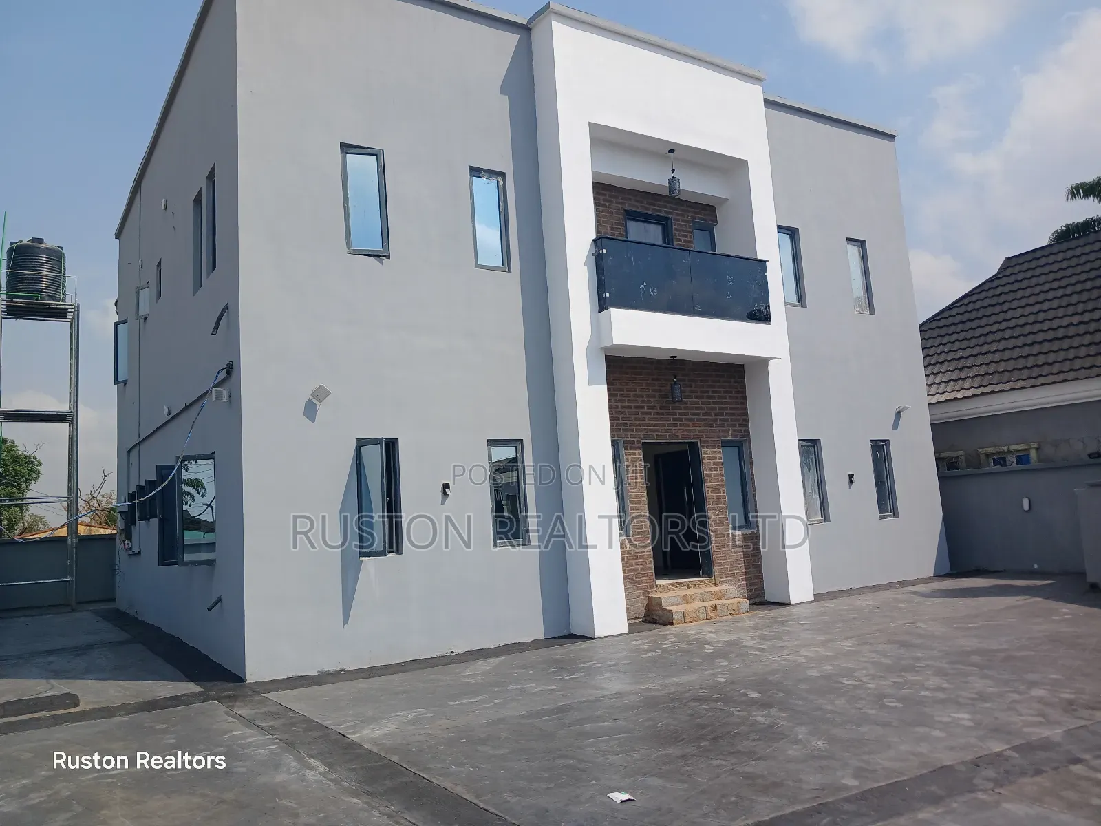 5bdrm Duplex in Jericho for sale in Jericho
