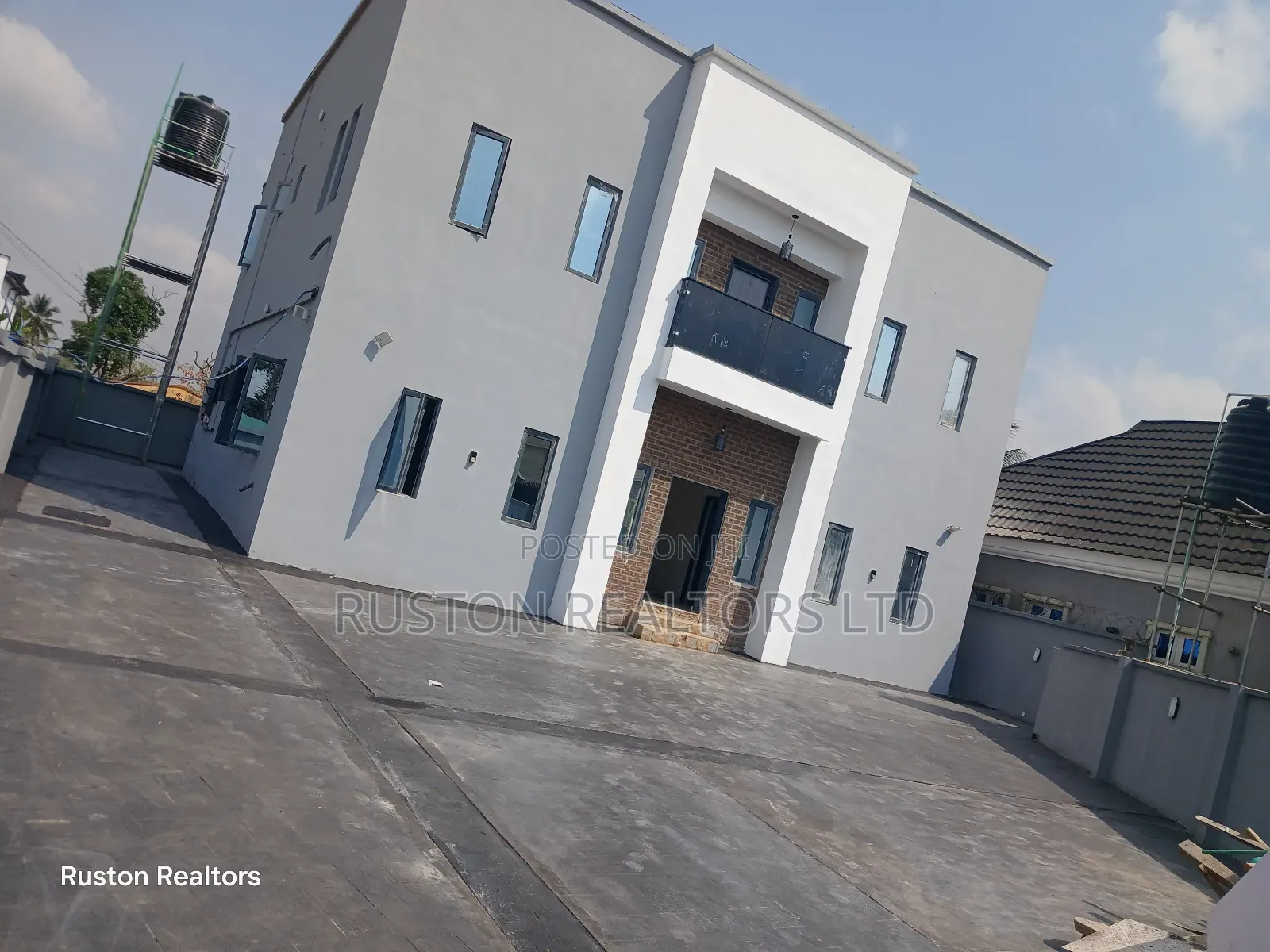 5bdrm Duplex in Jericho for sale in Jericho