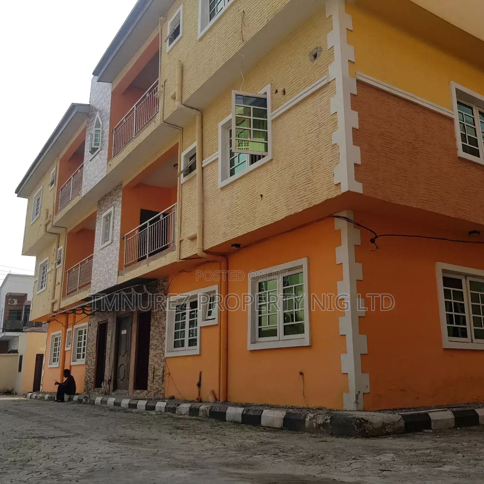 17bdrm Apartment in Osapa London, Lekki Phase 2 for rent in Lekki Phase 2