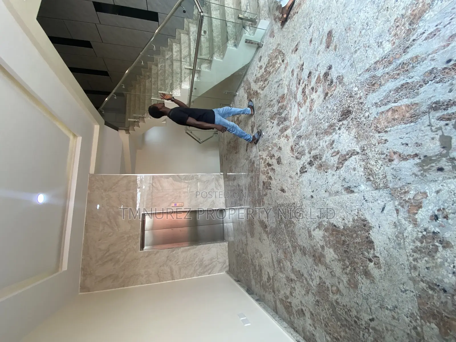 295 Square Metter Open Space Show Room for Rent in Lekki