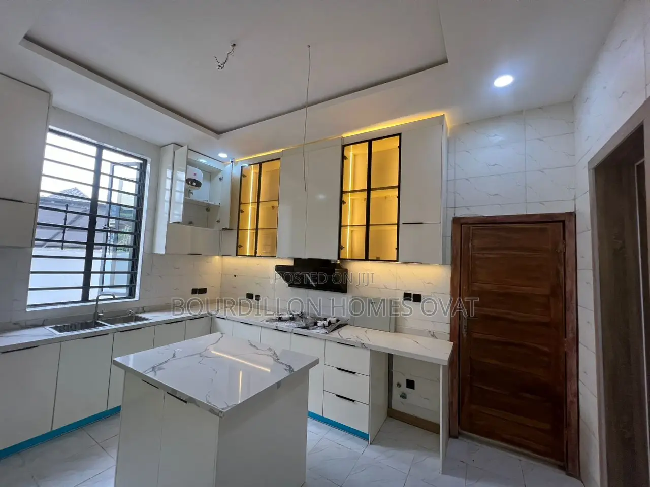 5bdrm Duplex in Chevron for sale in Chevron