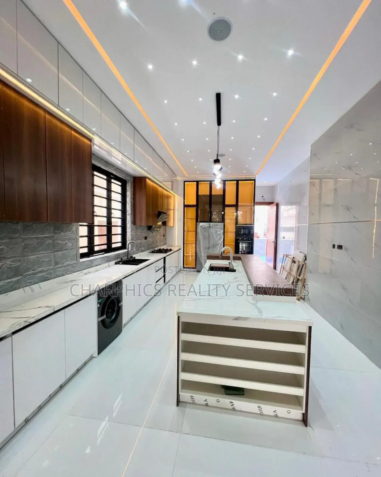5bdrm Duplex in Ikota for sale in Ikota