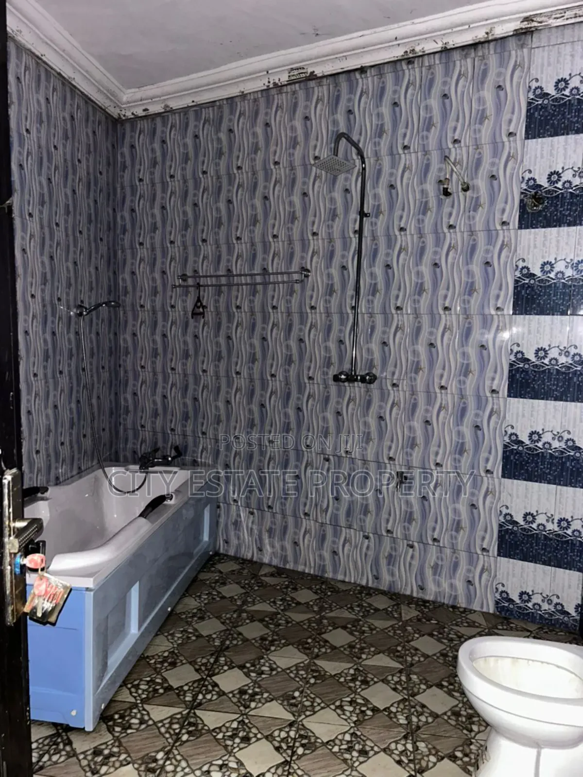 6 Rooms Hotel With Bar, Hall for Lease in Elikpokpodu in Rukpokwu