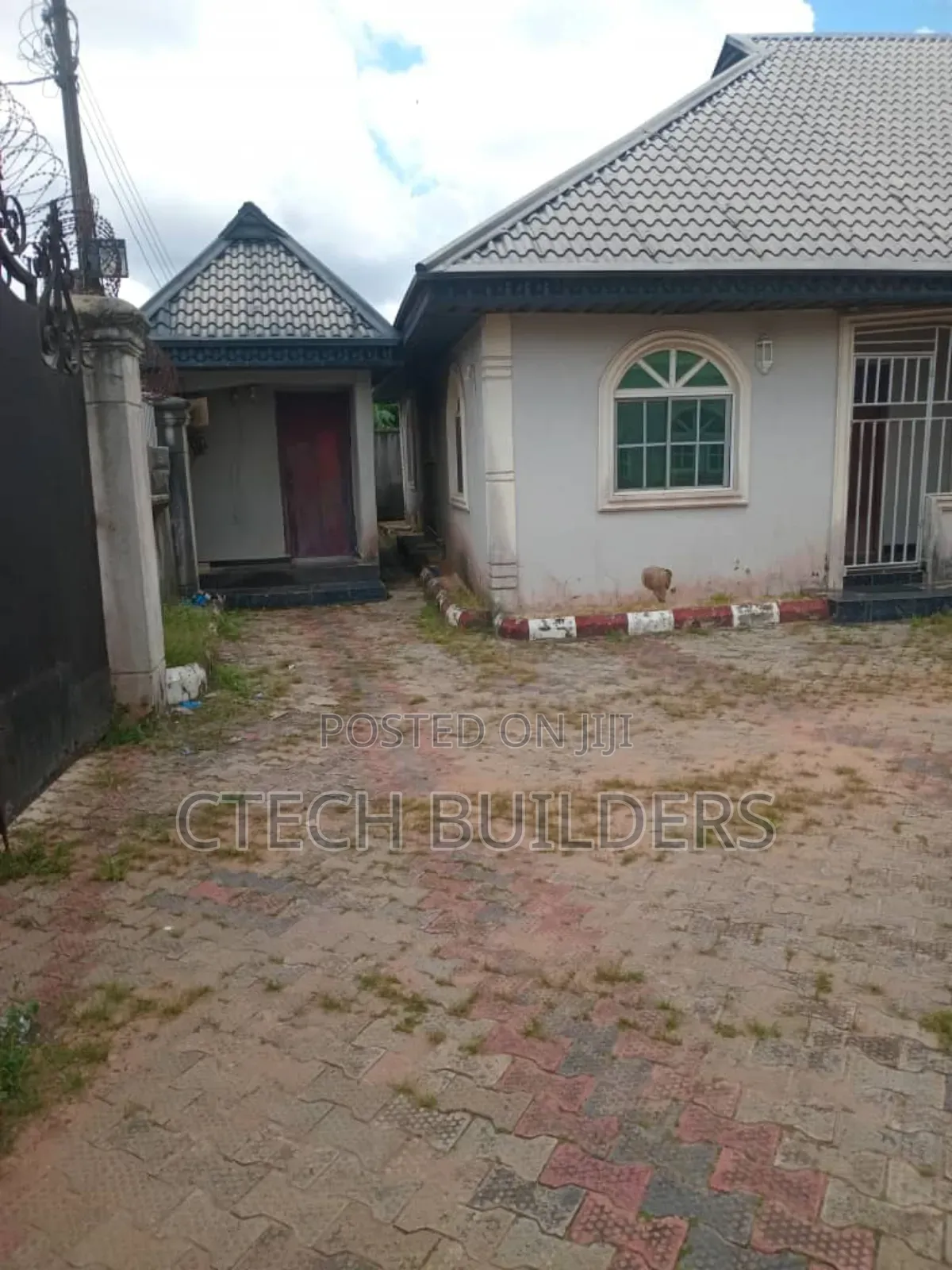 12bdrm Bungalow in Benin City for sale in Benin City