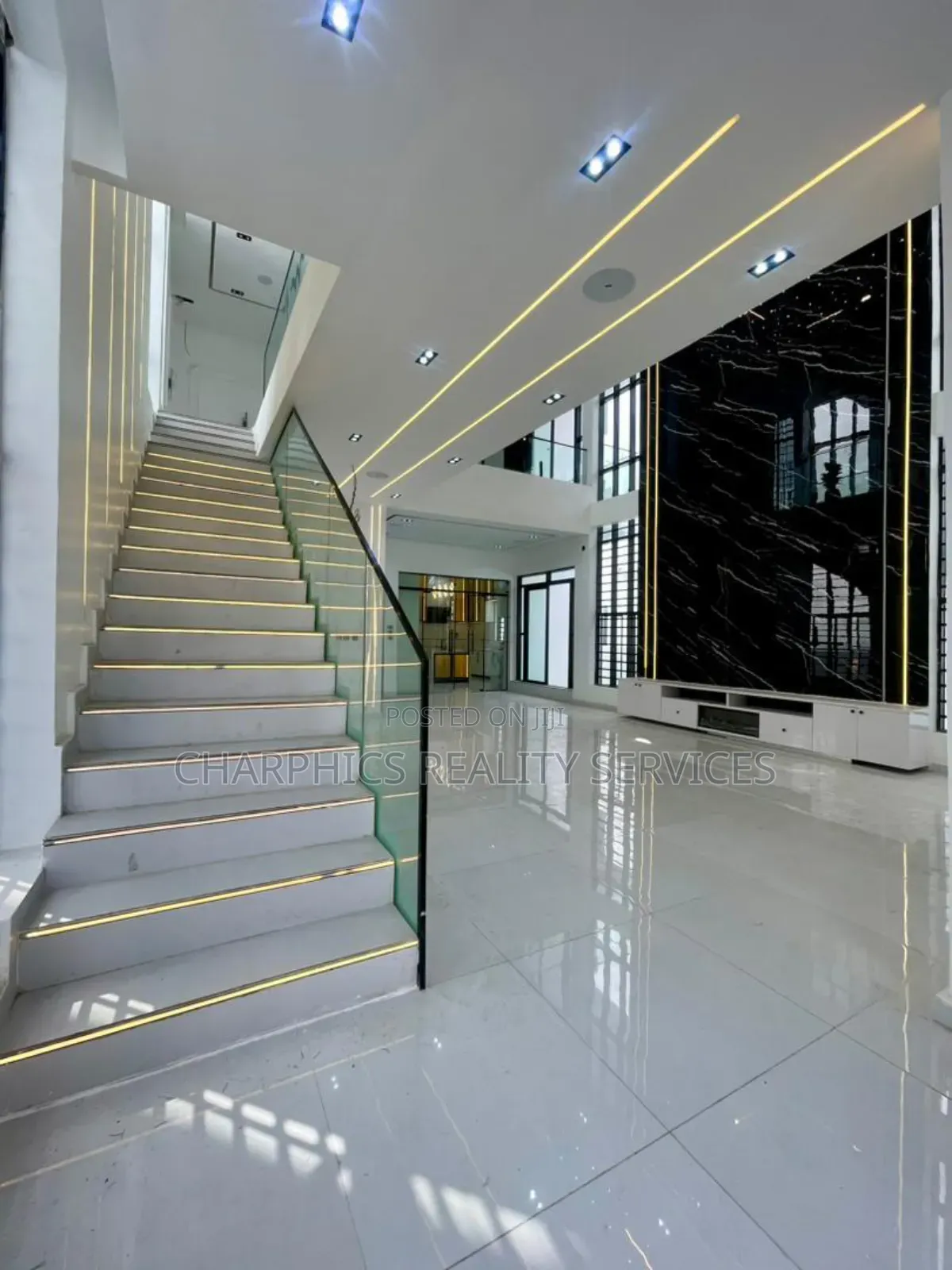 5bdrm Duplex in Chevron for sale in Chevron