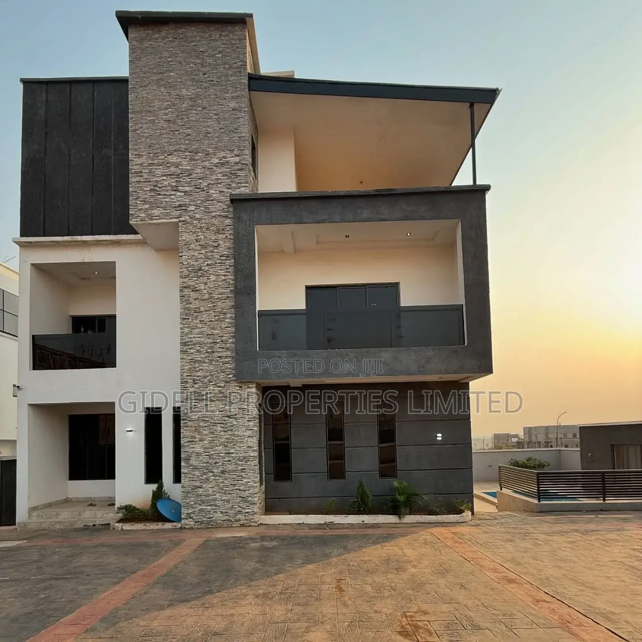 5bdrm Duplex in Life Camp for sale in Life Camp