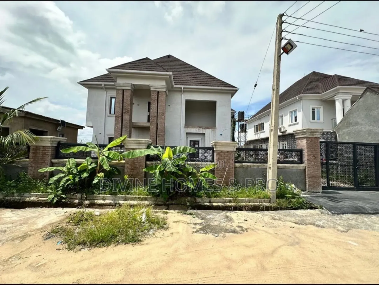 5bdrm Duplex in Lugbe District for sale in Lugbe District