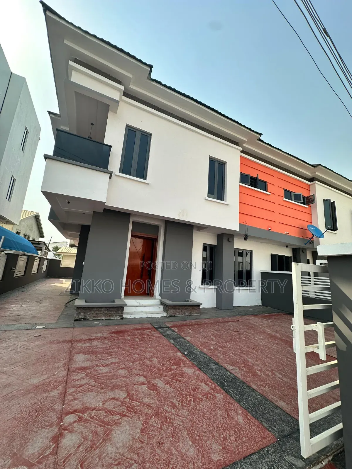 4bdrm Duplex in Orchid Road, Chevron for sale in Chevron