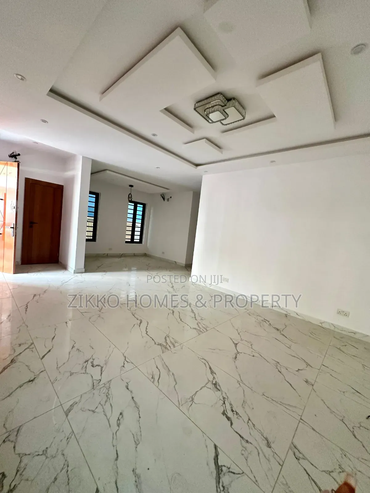 4bdrm Duplex in Orchid Road, Chevron for sale in Chevron