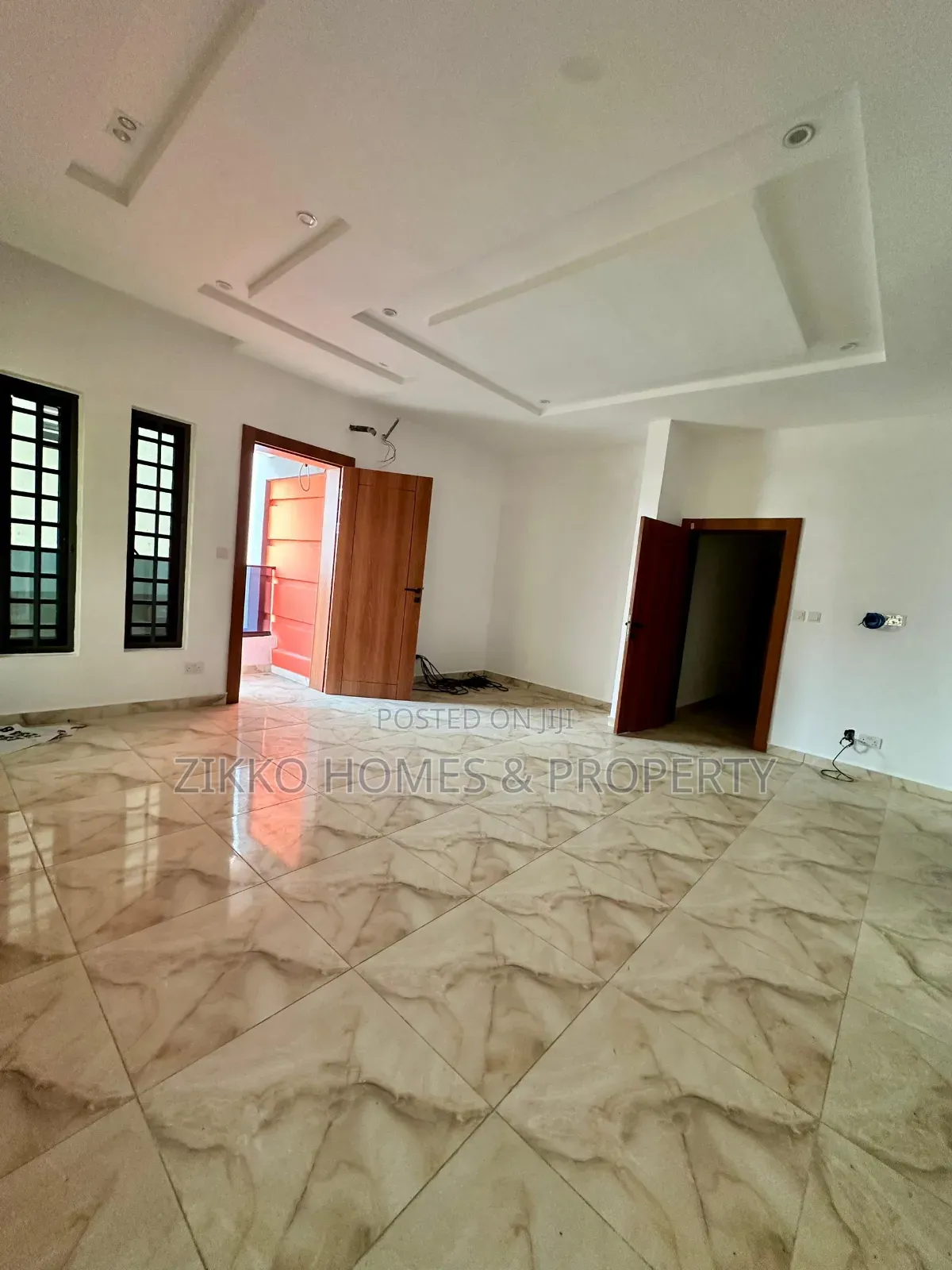 4bdrm Duplex in Orchid Road, Chevron for sale in Chevron