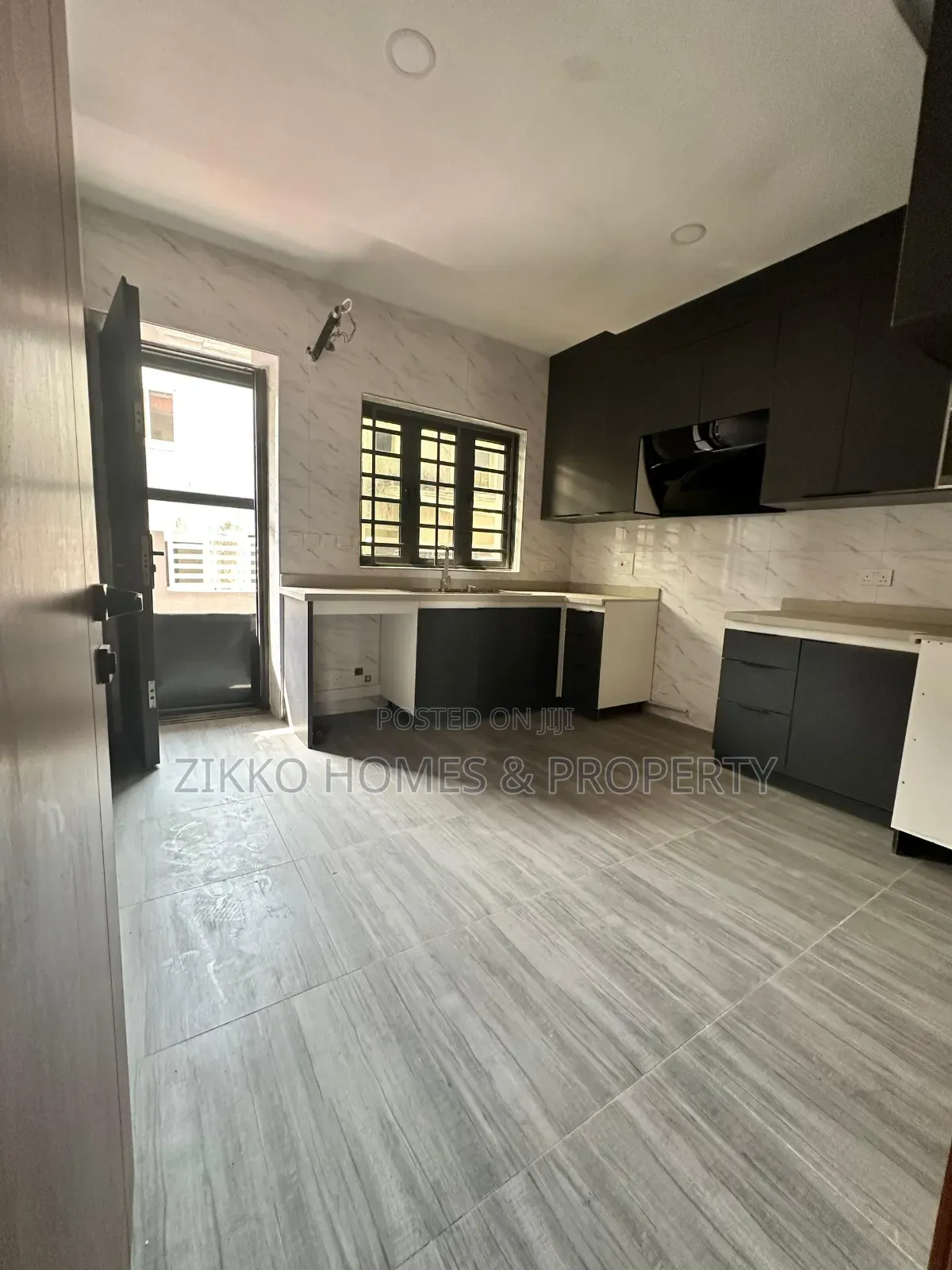 4bdrm Duplex in Orchid Road, Chevron for sale in Chevron