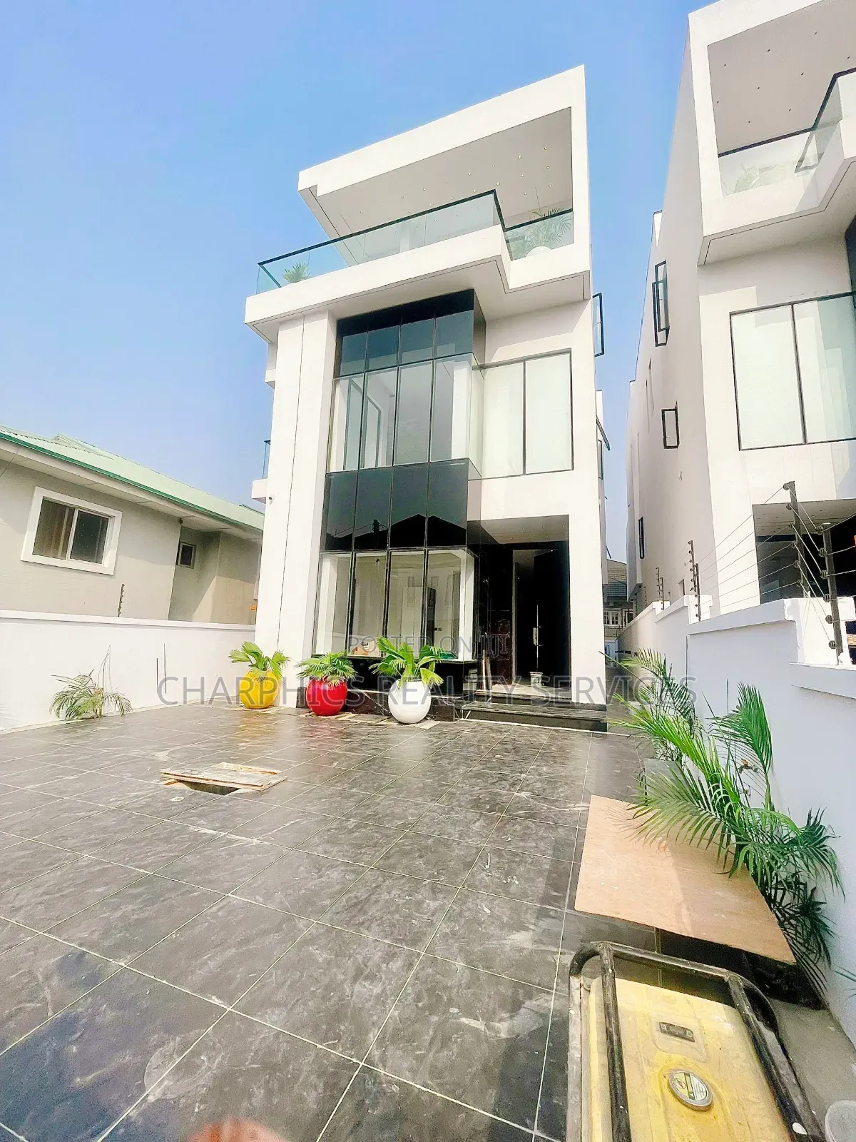 5bdrm Duplex in Idado for sale in Idado
