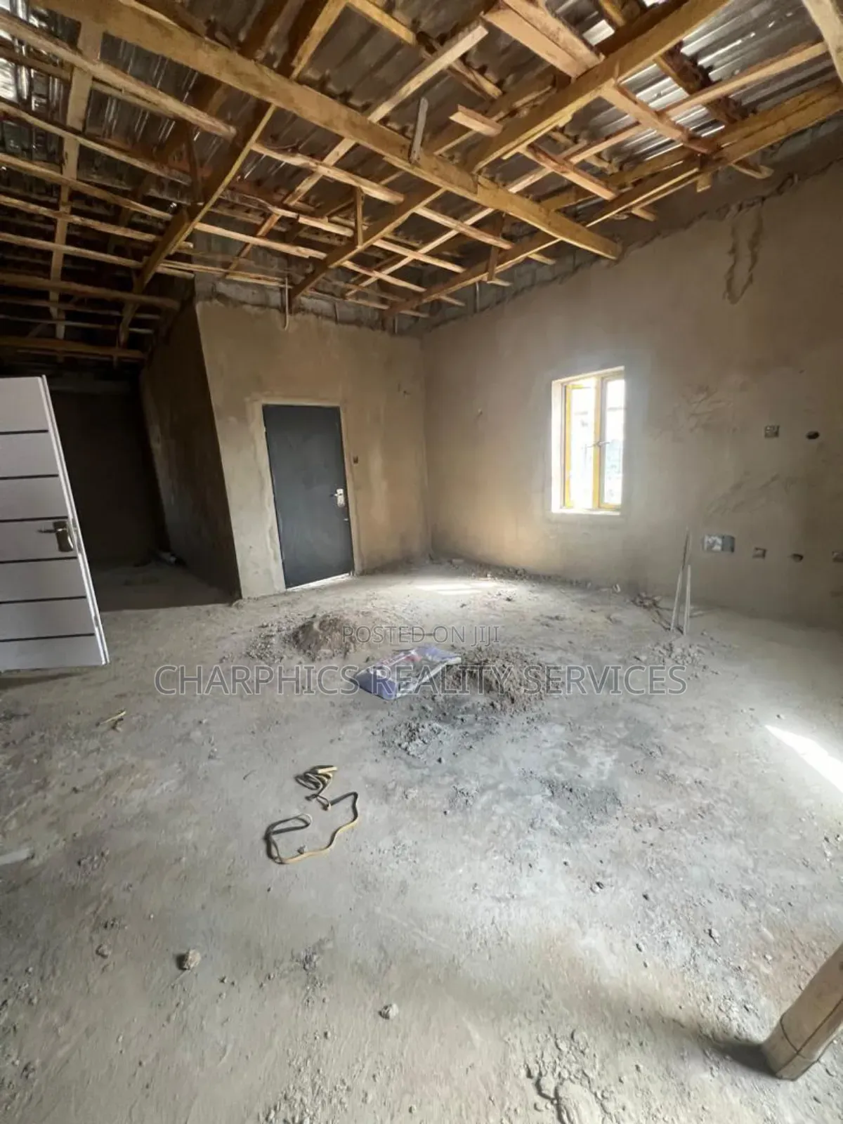 5bdrm Duplex in Kiami for sale in Kiami