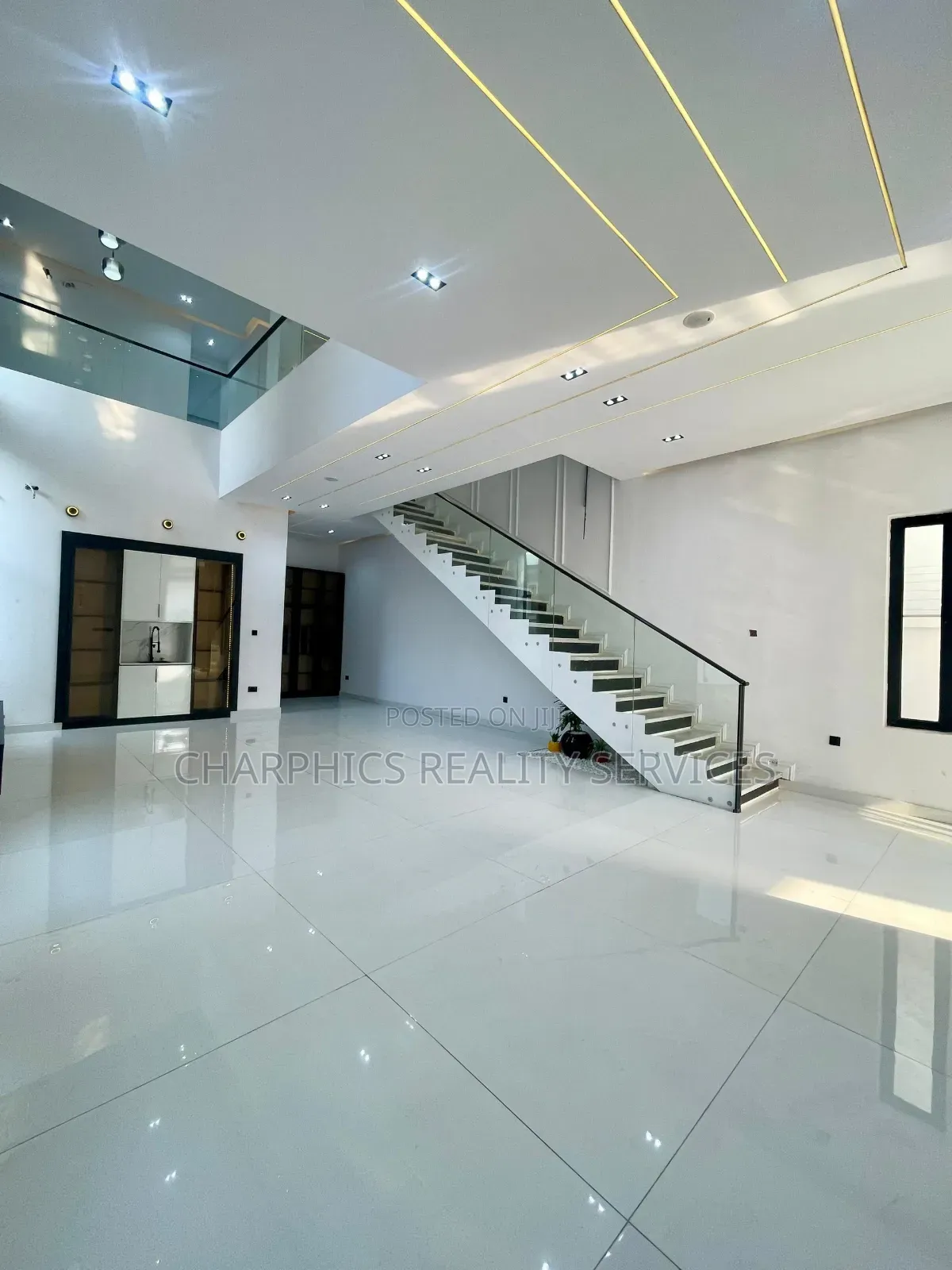 5bdrm Duplex in Idado for sale in Idado