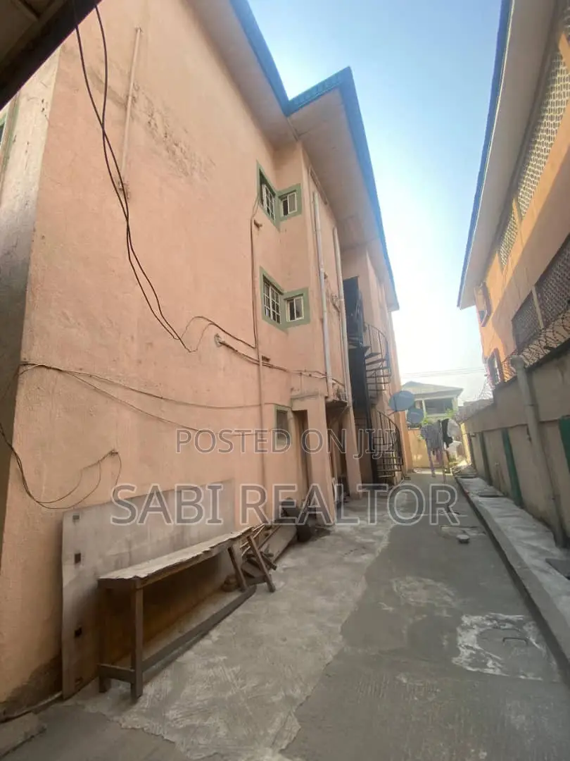 Furnished 3bdrm Block of Flats in Surulere for sale in Surulere