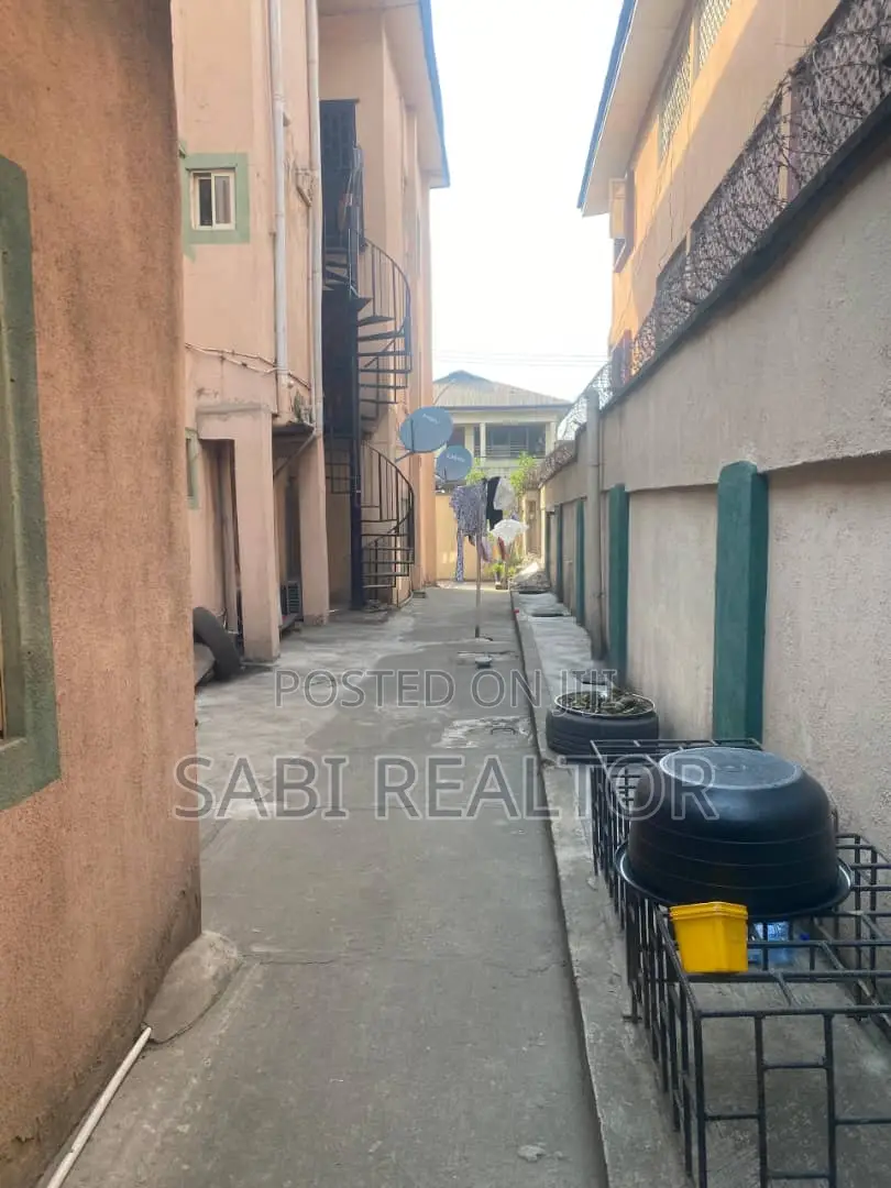 Furnished 3bdrm Block of Flats in Surulere for sale in Surulere