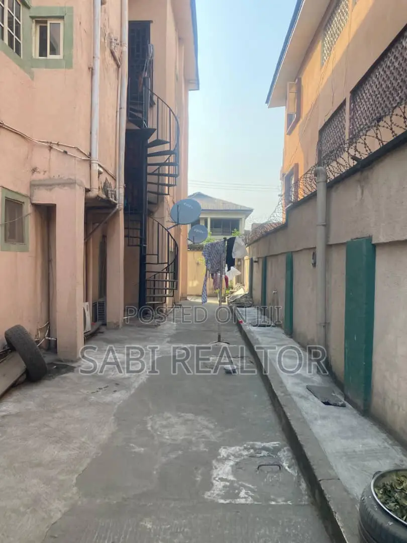 Furnished 3bdrm Block of Flats in Surulere for sale in Surulere
