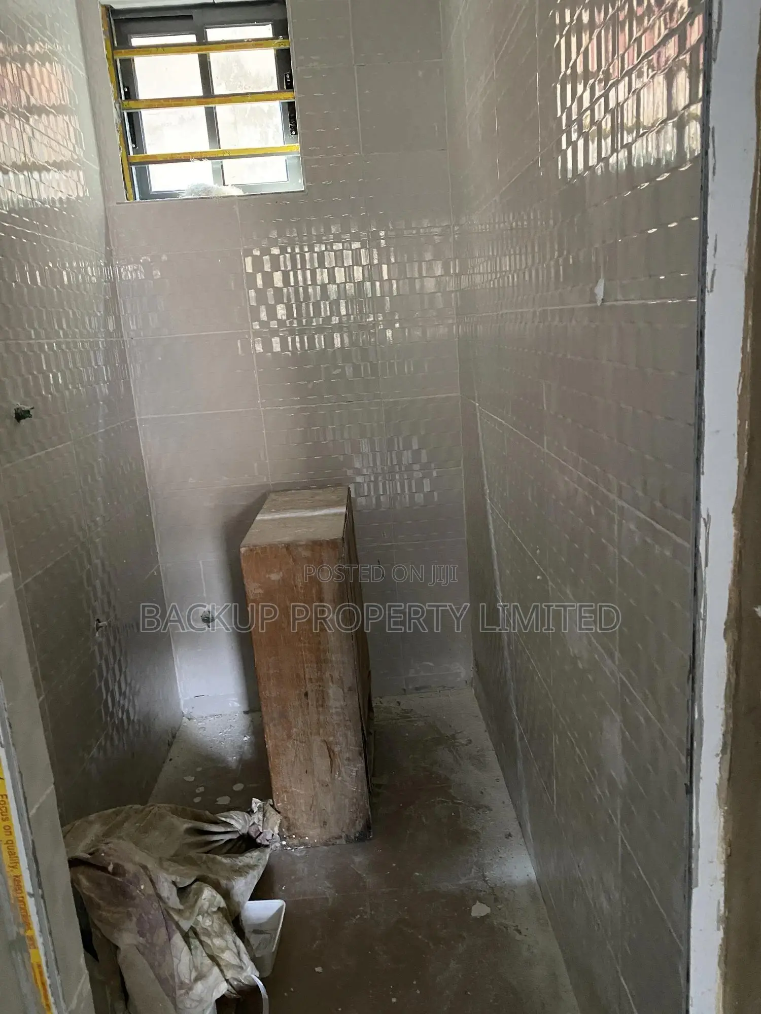 Mini Flat In Off Randle Avenue For Sale in Randle Avenue