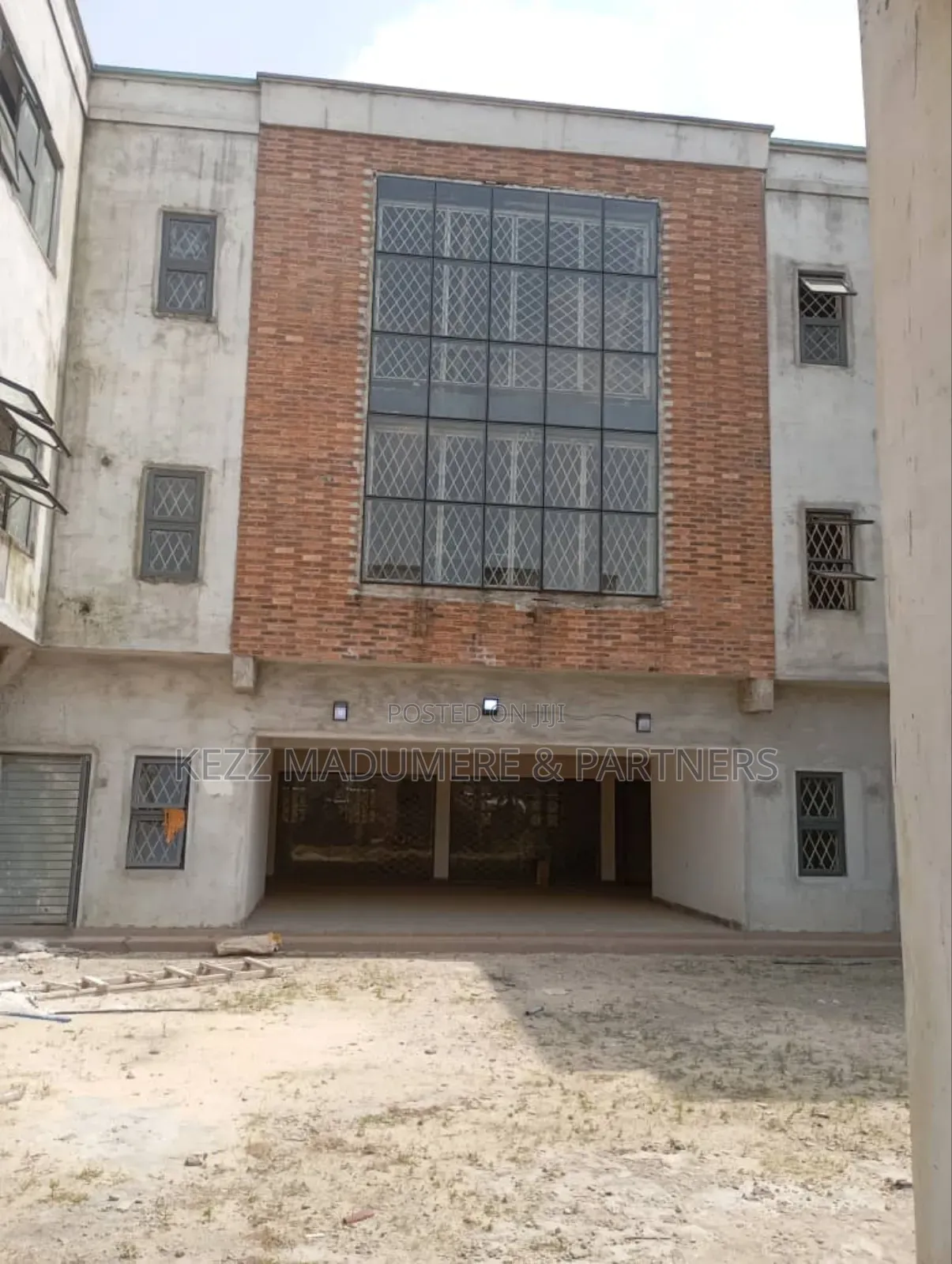 For Sale : A Plaza With 21 Offices on 2 Plots at Rumuigbo,Ph in Port-Harcourt