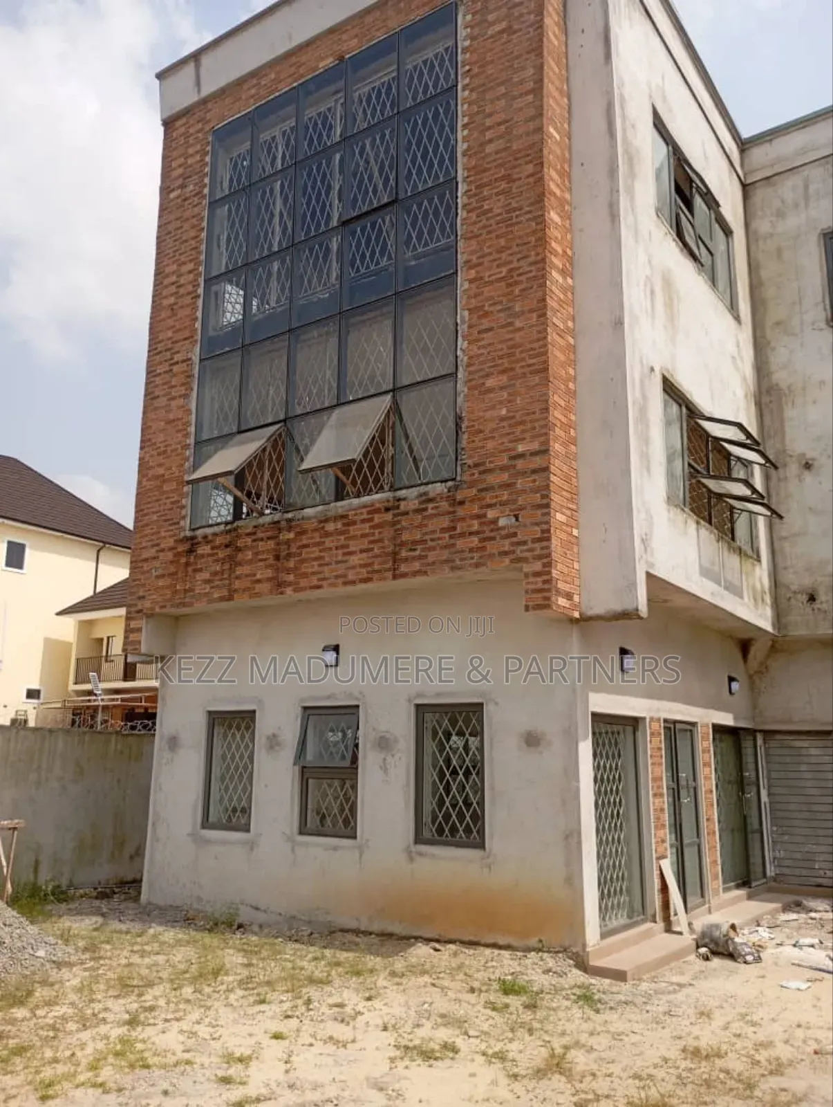 For Sale : A Plaza With 21 Offices on 2 Plots at Rumuigbo,Ph in Port-Harcourt