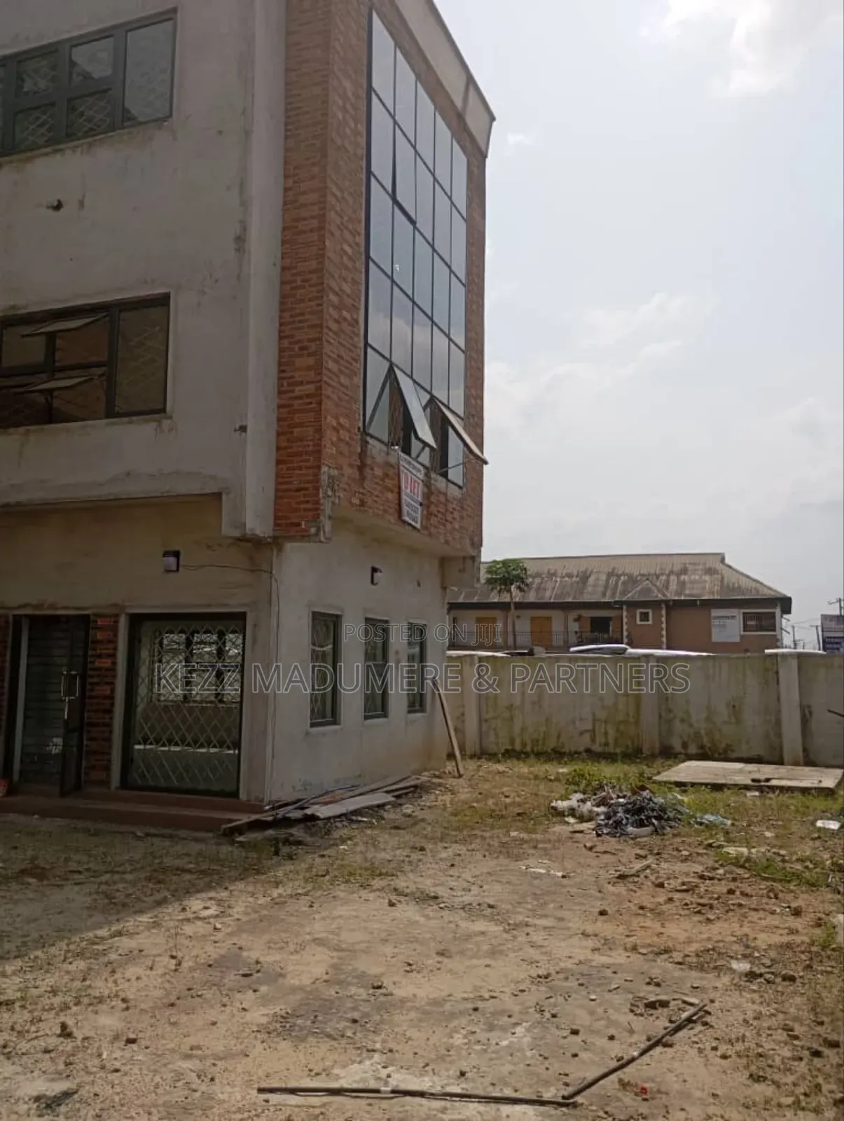 For Sale : A Plaza With 21 Offices on 2 Plots at Rumuigbo,Ph in Port-Harcourt