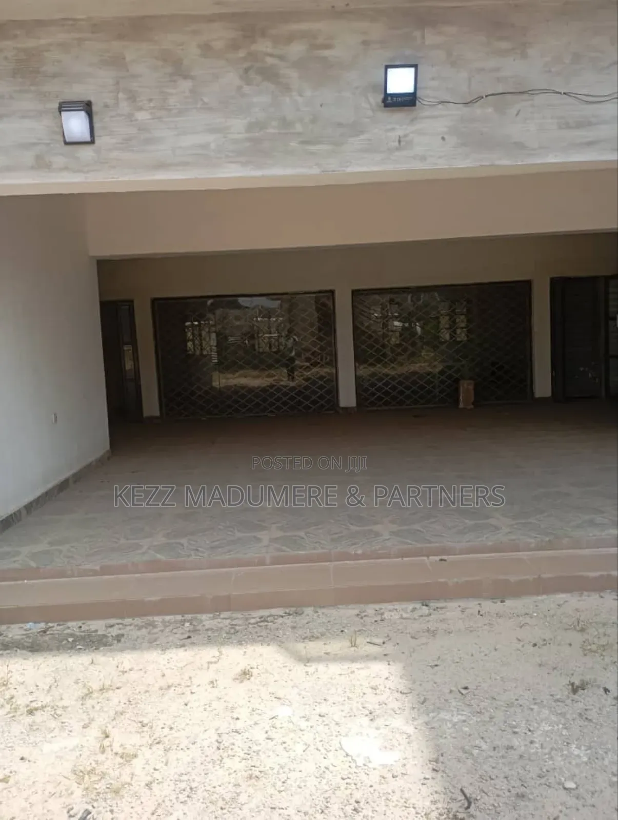 For Sale : A Plaza With 21 Offices on 2 Plots at Rumuigbo,Ph in Port-Harcourt